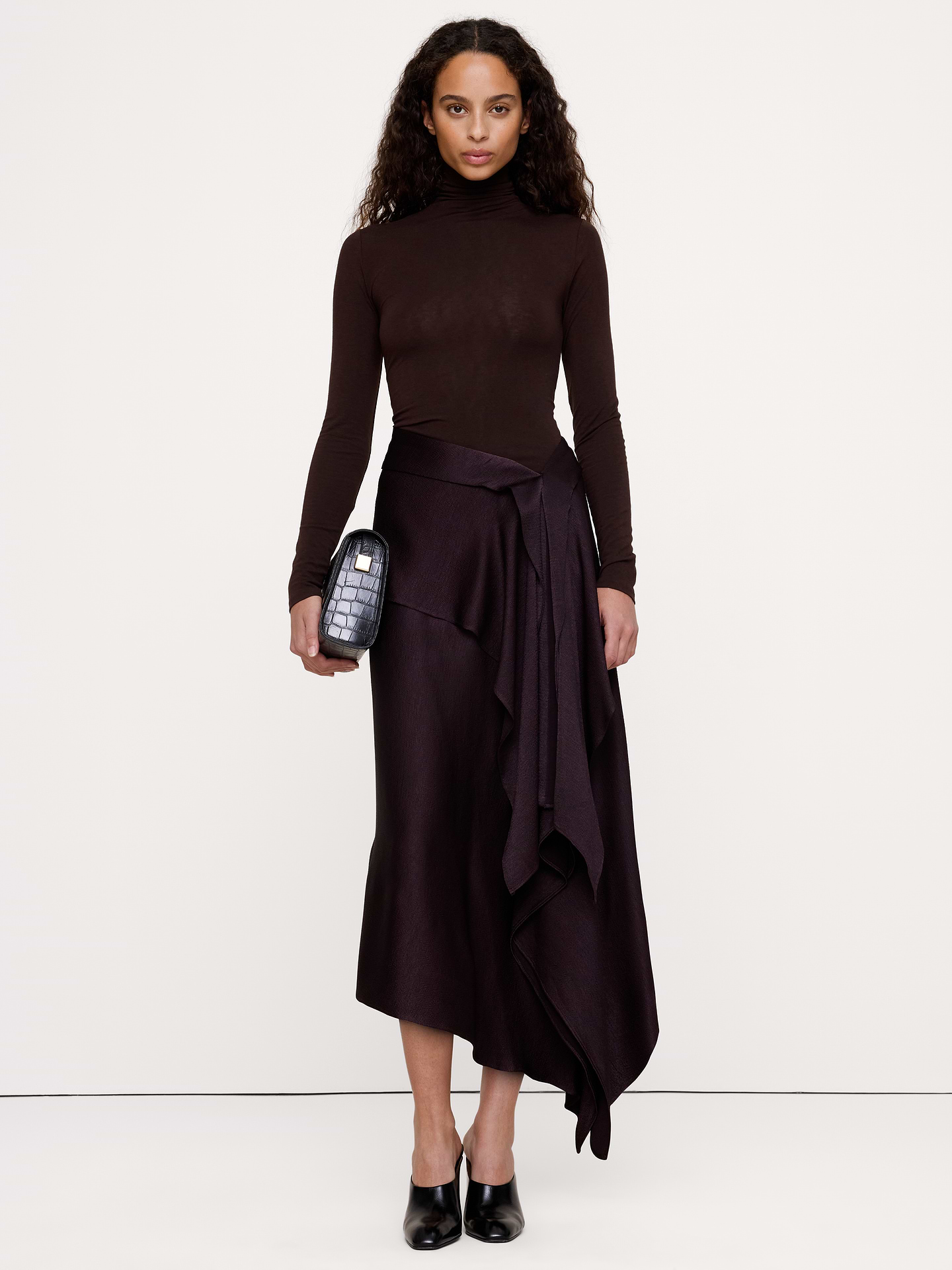 Image 1 de 3, Nous avons conçu cette jupe mi-longue asymétrique pour les journées où vous avez besoin d’être élégante et confortable. Elle est confectionnée dans un magnifique satin martelé que nous adorons pour son allure luxueuse et texturée., Coupe trapèze: taille haute. Taille cintrée et silhouette évasée., Fermeture à glissière invisible., Sans doublure., Produit #1180333