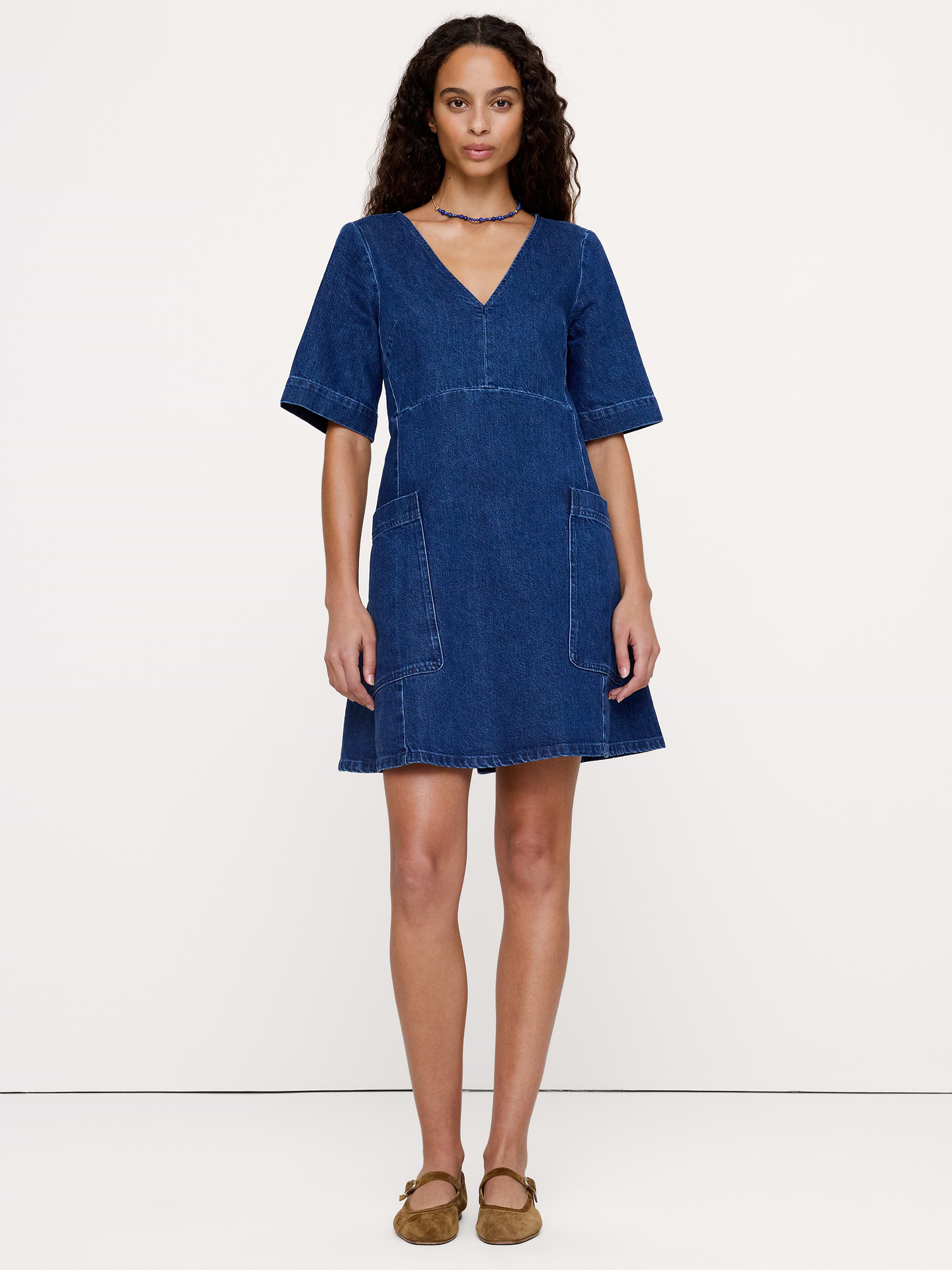 Image 1 de 8, Une robe courte séduisante, confectionnée dans un tissu 100 % lin ou 100 % coton, au choix. Poches en prime!, Coupe ajustée et évasée: épaule et buste décontractés, taille ajustée et jupe évasée., Encolure en V., Taille extensible., Poches sur le devant., Sans doublure., Produit #899185