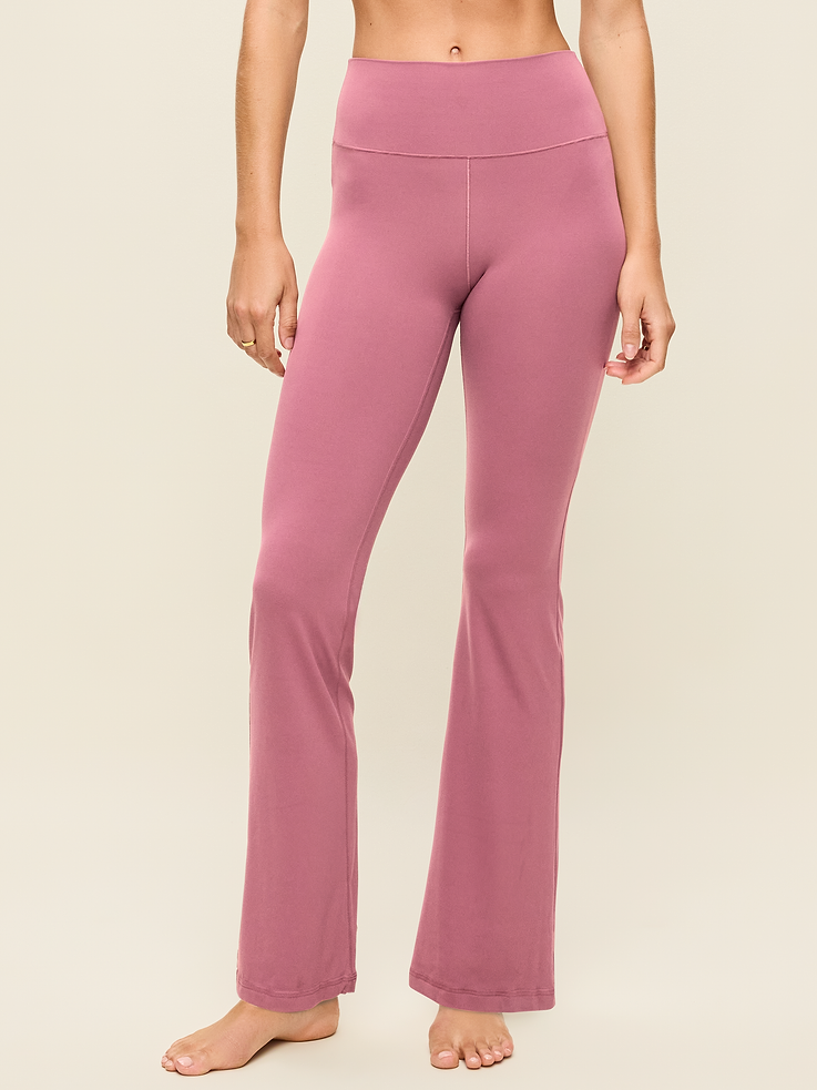 Image 1 de 10, Bougez en toute liberté avec StudioSmooth d’Old Navy Sport: un tissu doux et respirant à peine perceptible., Taille extensible., Jambe évasée., Jambe évasée., Produit #861915