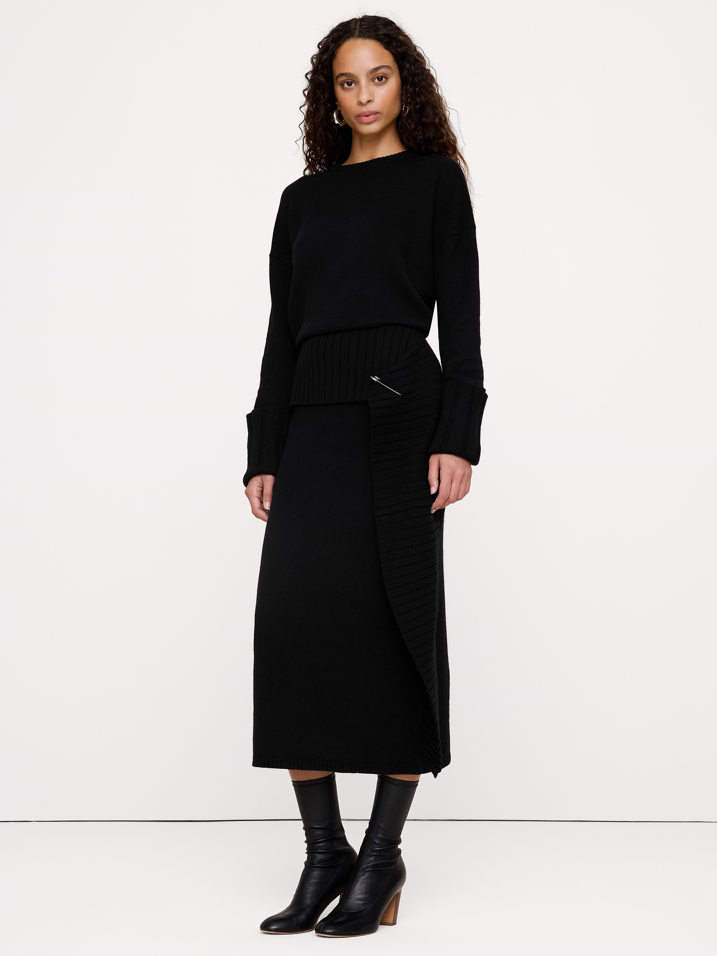 Image 1 de 8, Nous rêvions d’une robe-chandail chaude à porter par temps frais. Découvrez cette robe longue, confectionnée dans un doux mélange de laine mérinos et de coton respirant., Coupe blouson: décontractée au niveau de la poitrine et des épaules, taille définie et jupe évasée., Encolure ras du cou., Modèle adapté aux soutiens-gorge., Taille élastique., Taille élastique., Sans doublure., Produit #1180141