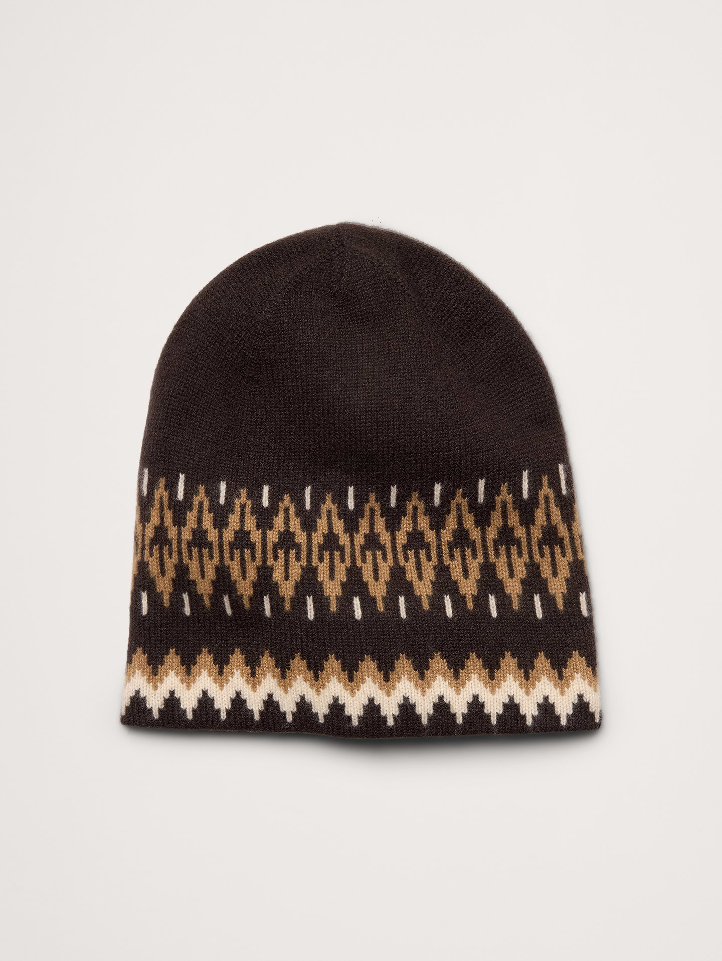 Image 1 de 2, Un bonnet décontracté et souple fait de cachemire pour une douceur et une chaleur exceptionnelles. Nous avons ajouté des motifs jacquard traditionnels pour une allure plus festive., Produit #1181010