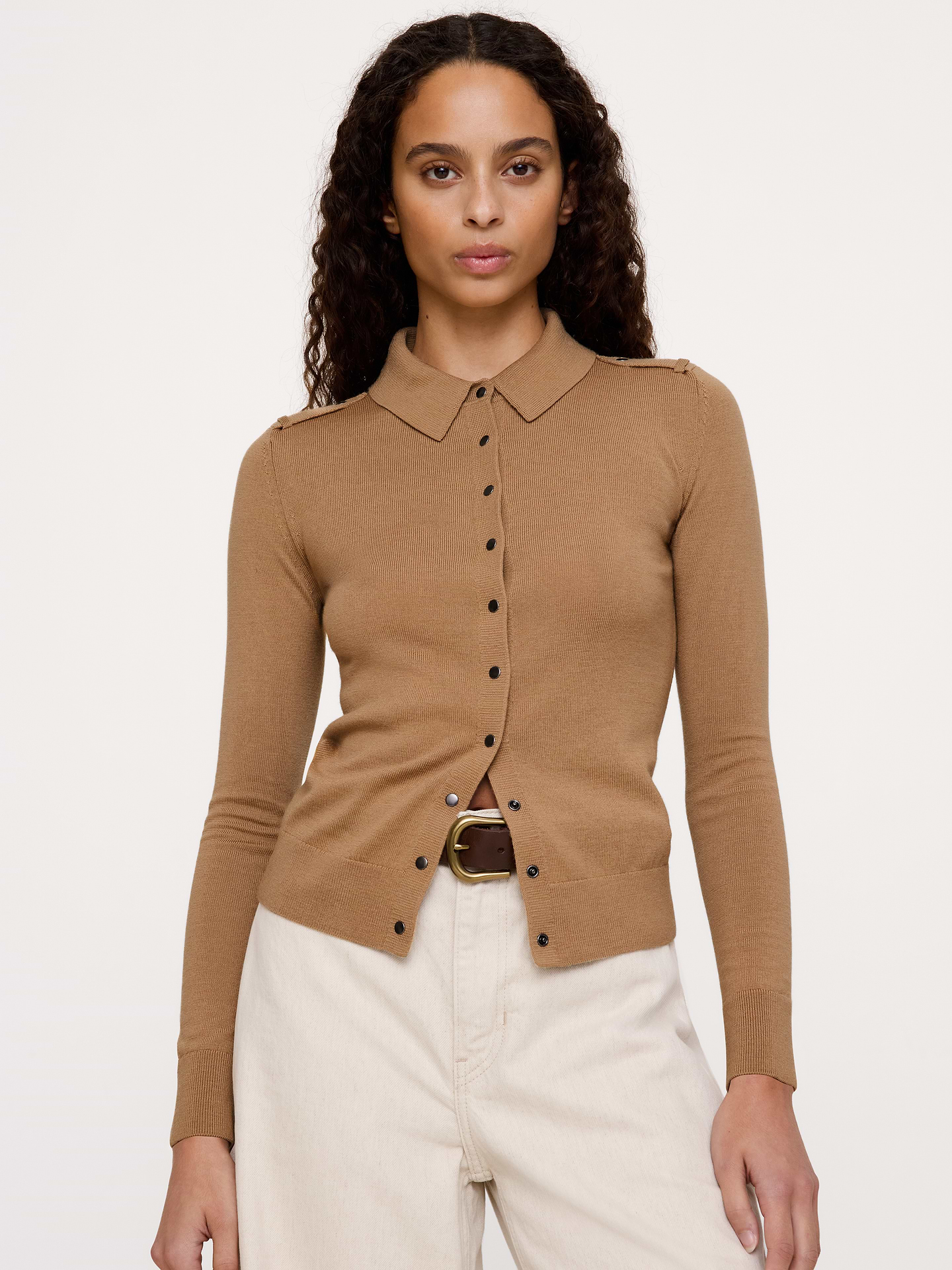 Image 1 de 6, Notre cardigan à col polo est confectionné dans une laine mérinos magnifiquement chaude et douce qui rend chaque occasion un peu plus spéciale, que ce soit l’heure du thé ou tout autre moment., Coupe classique: coupe confort droite., Col polo à patte de boutonnage., Ourlet droit., Produit #915608
