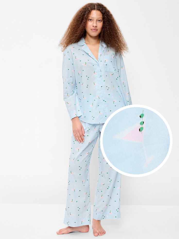Image 1 de 8, Un coton frais et respirant. Un classique pour une bonne raison., Comprend un haut et un pantalon de pyjama assortis., Col évasé., Manches longues., Devant boutonné., Poche appliquée sur la poitrine., Pantalon de pyjama à taille élastique., Braguette à boutons décorative., Poches sur la couture., Motifs variés sur l’ensemble., Produit #889047