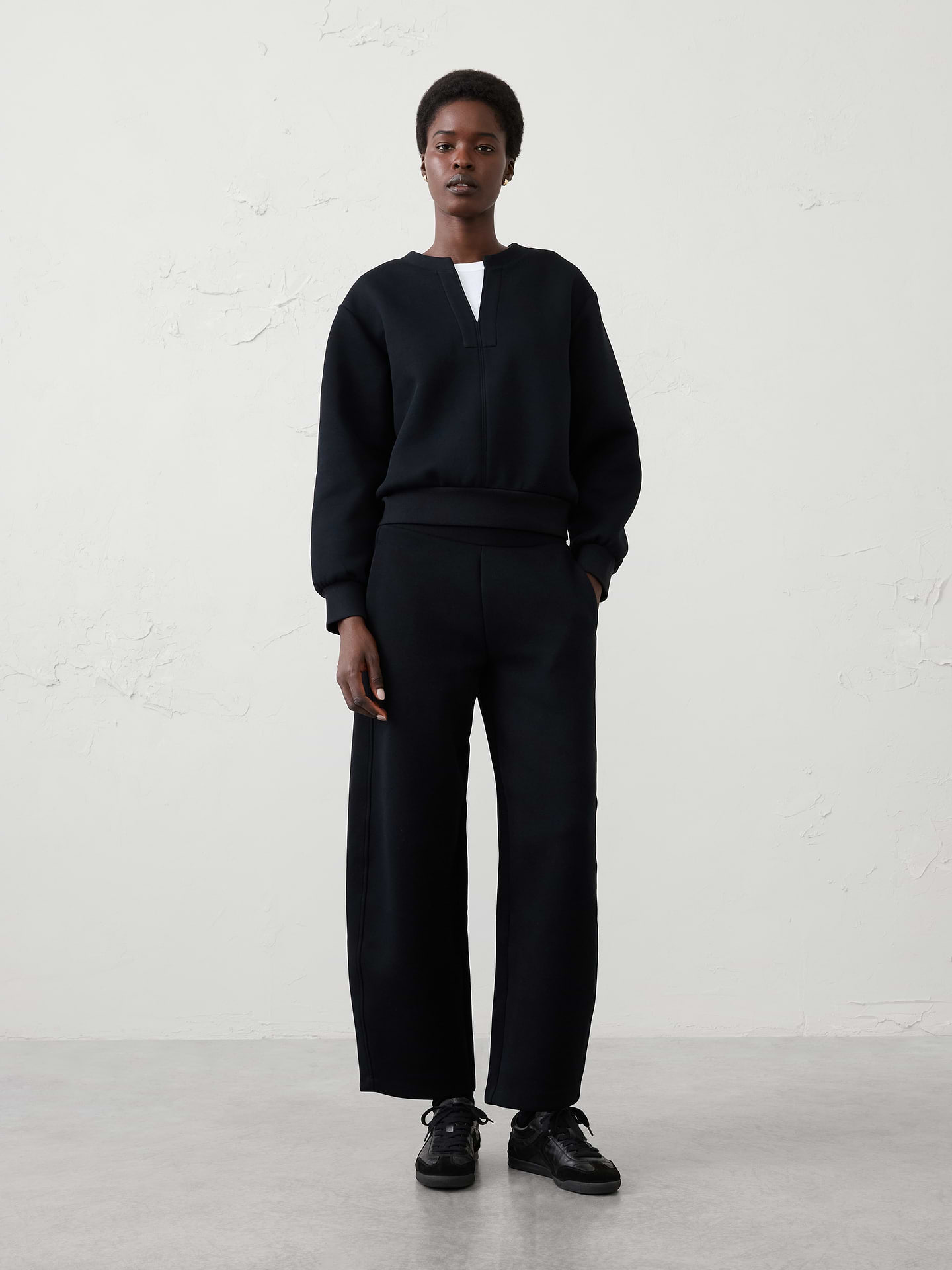 Image 1 of 4, Crafted from our best‑selling Weekender fabric, this sweatshirt combines exceptional softness with built‑in stretch for all‑day comfort and ease of movement. Comfortable yet polished, it’s an effortless go‑to for everyday wear., Splitneck collar. Long raglan sleeves., Fitted band hem., Made exclusively for Banana Republic Factory., Product #1185881