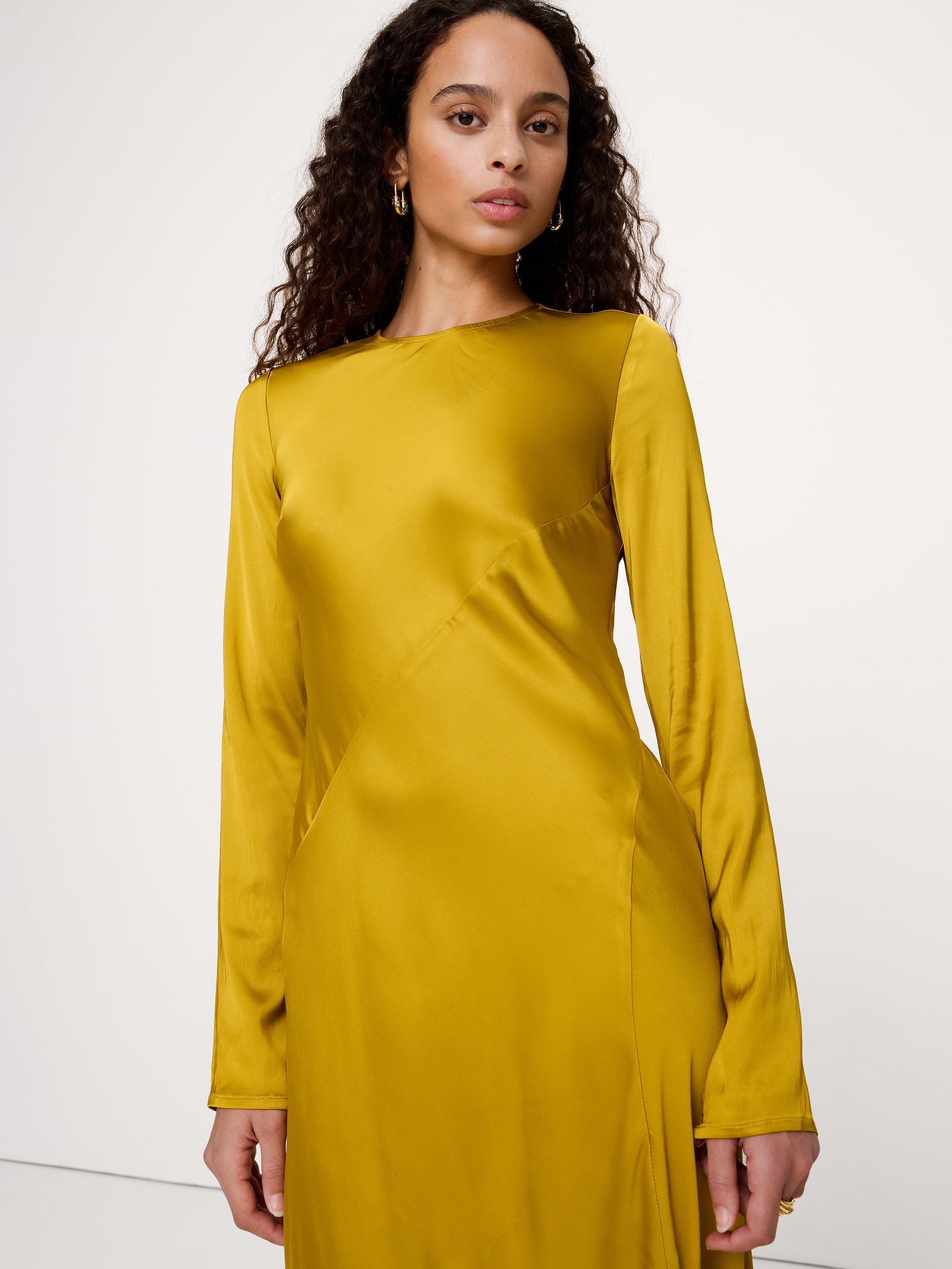 Image 4 de 8, Robe longue coupée en biais avec fente en satin extensible