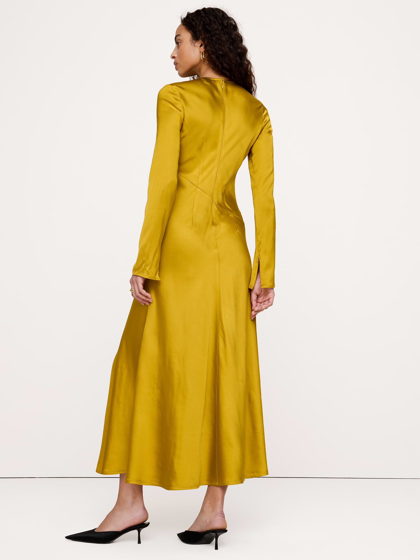 Image 3 de 8, Robe longue coupée en biais avec fente en satin extensible