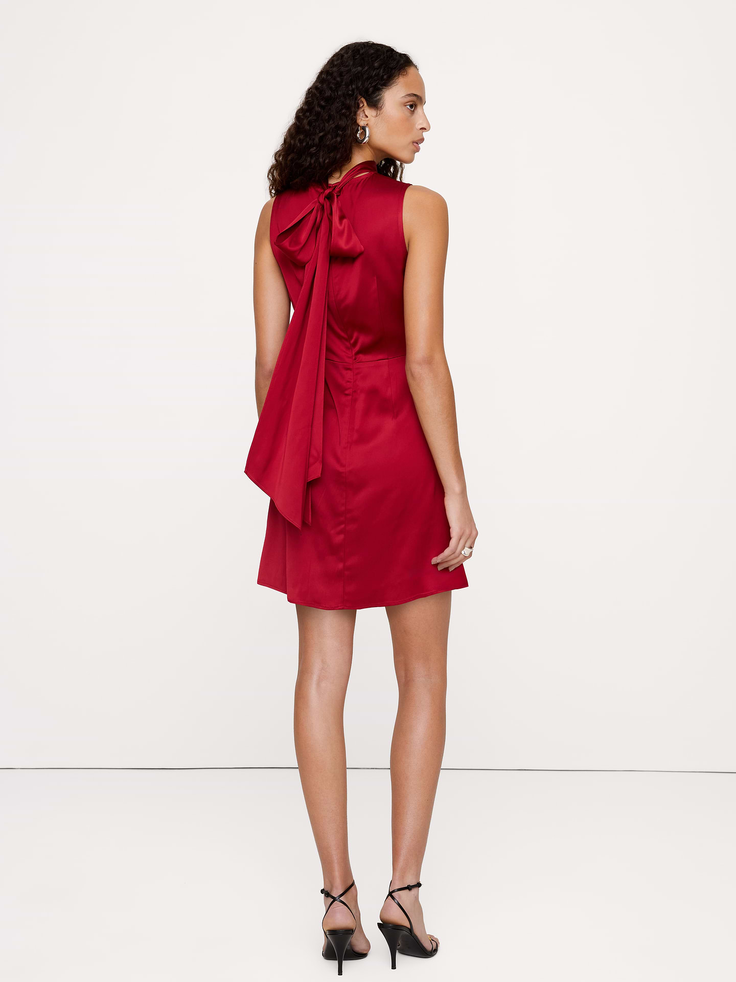 Image 6 de 7, Robe courte à col cravate en satin extensible