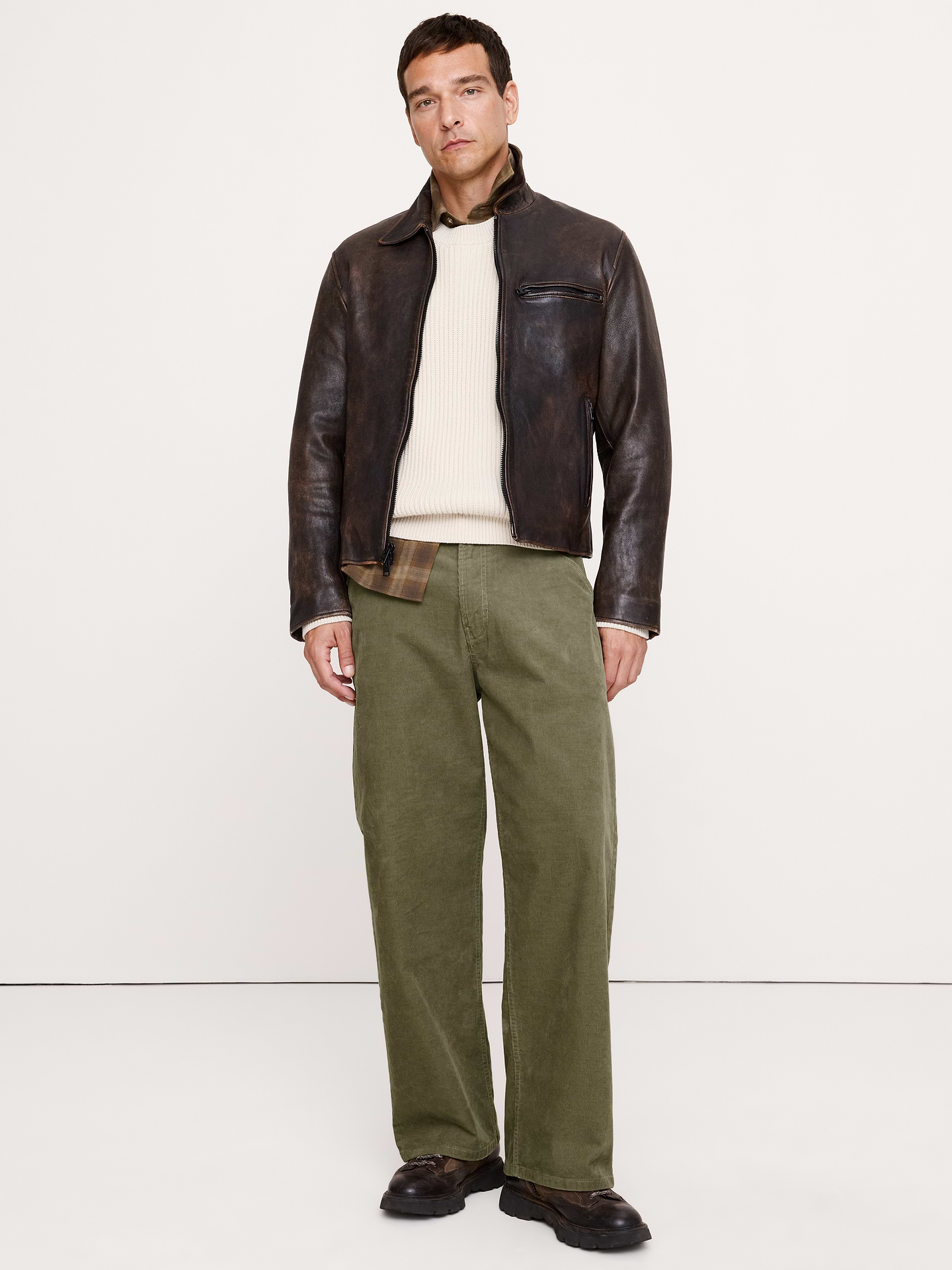 Image 1 de 8, Nous avons confectionné ce pantalon dans un velours côtelé prêt pour le temps froid avec une touche d’extensibilité pour un confort accru. De plus, il est spécialement lavé pour une douceur incroyable., Coupe ample: taille mi-basse, hanches et cuisses amples, silhouette large., Braguette avec fermeture à glissière et bouton., Modèle à cinq poches., Produit #906684