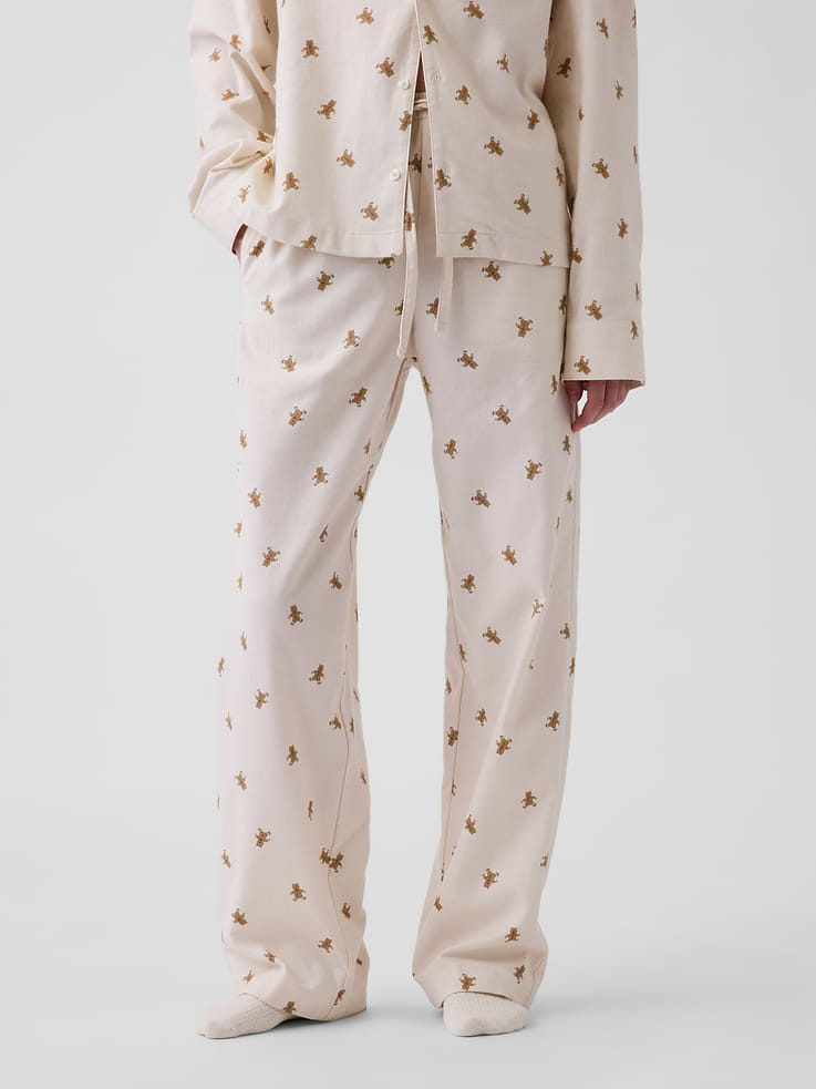 Image 1 de 8, Notre flanelle la plus douce à ce jour. Lavée deux fois pour une douceur accrue. Coupe entièrement décontractée pour un confort optimal. Modèle universellement parfait pour tout le monde., Taille élastique. Certains modèles sont dotés d’un cordon de serrage ou d’une bande repliable avec le logo Gap sur le devant., Poches latérales dans la couture., Motif sur l’ensemble., Magasinez les pyjamas assortis pour tous., Produit #915780