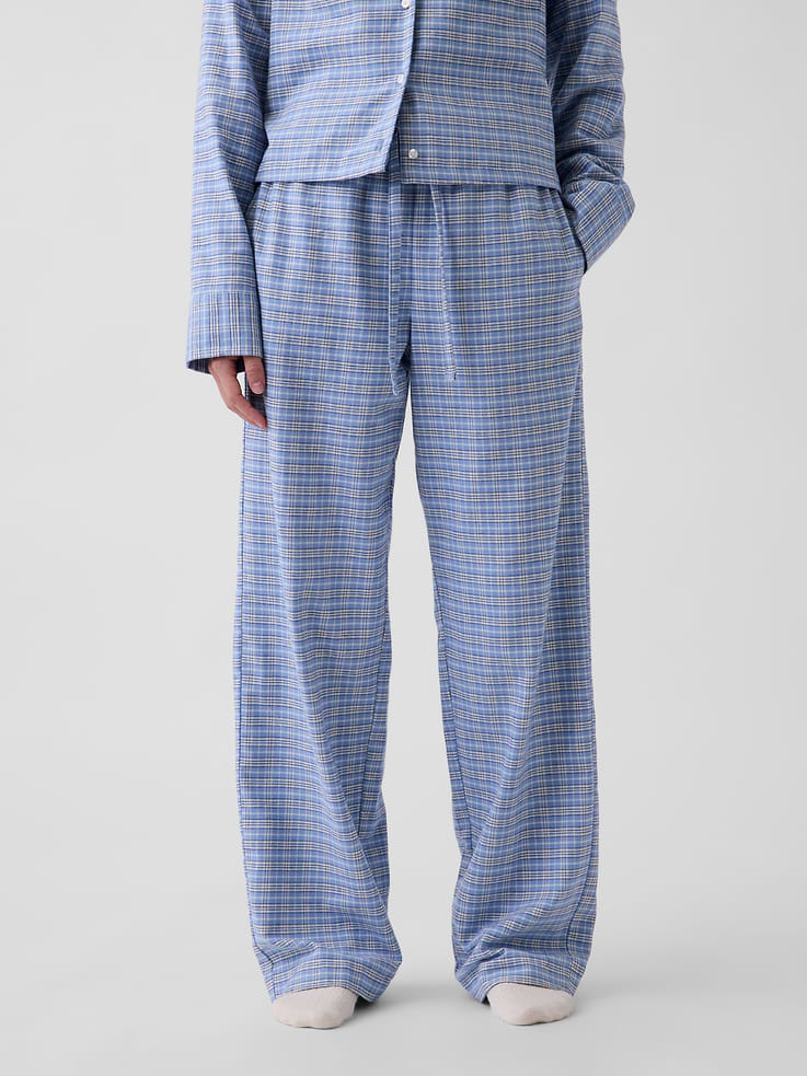 Image 1 of 7, Our softest flannel ever. Double washed for extra softness. Fully relaxed for easy comfort. Universally perfect for absolutely everyone., Elasticized waist. Certain styles have drawcords or foldover band with Gap logo at front., Side on-seam pockets., Allover print., Shop matching PJs for all., Product #915780