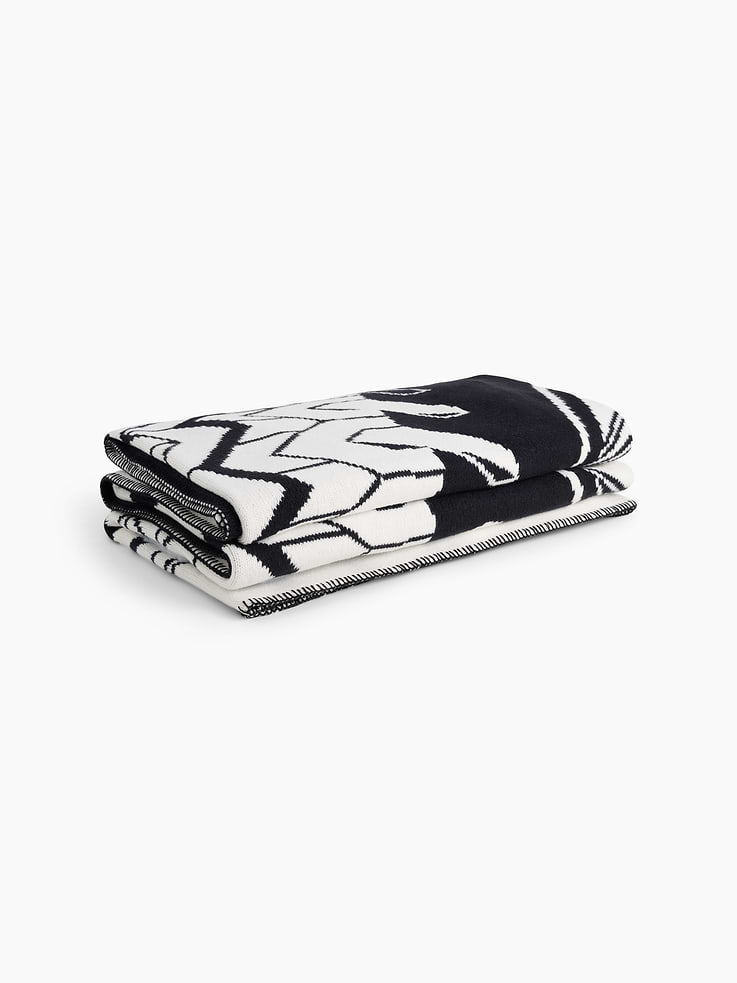 Image 3 of 4, Gap | Lichtenstein | Whitney | Tire CashSoft Blanket