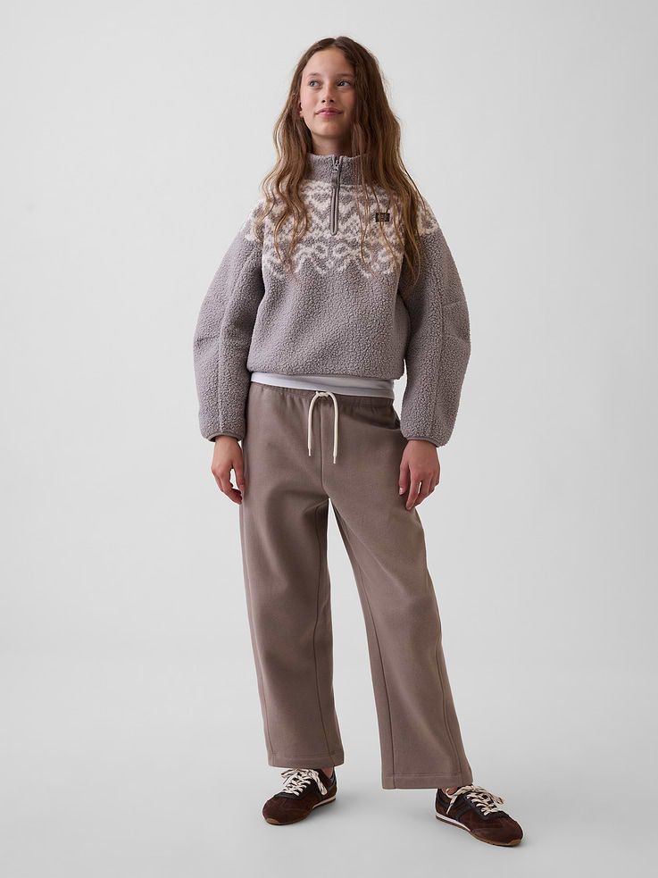 Image 1 de 6, Un coton ouaté d’une douceur incomparable. Intérieur brossé. Extérieur lisse. Chacun est unique., Molleton en mélange de coton doux. Coupe décontractée., Taille élastique à cordon de serrage., Poches latérales dans la couture., Coutures obliques sur le devant., Certains modèles avec des imprimés sur les côtés., Fait de 52 % de coton qui répond aux normes du programme U.S. Cotton Trust Protocol. Les fermes membres du programme s’engagent à améliorer leur empreinte environnementale en réduisant la consommation d’eau et en améliorant la santé des sols (Numéro de la demande: 10127)., Fait de polyester recyclé à 23 %. Comparativement aux matières vierges, l’utilisation de matières recyclées permet de réduire l’utilisation des ressources et le gaspillage., Produit #911944