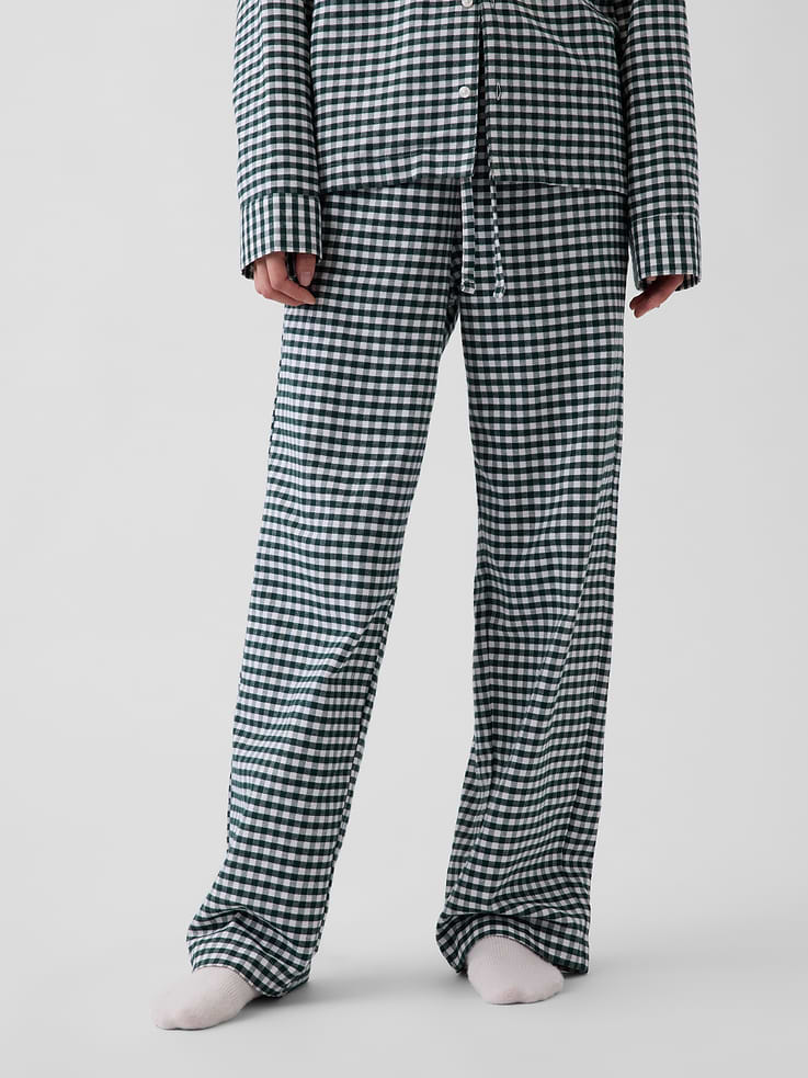 Image 1 de 8, Notre flanelle la plus douce à ce jour. Lavée deux fois pour une douceur accrue. Coupe entièrement décontractée pour un confort optimal. Modèle universellement parfait pour tout le monde., Taille élastique. Certains modèles sont dotés d’un cordon de serrage ou d’une bande repliable avec le logo Gap sur le devant., Poches latérales dans la couture., Motif sur l’ensemble., Magasinez les pyjamas assortis pour tous., Produit #915780