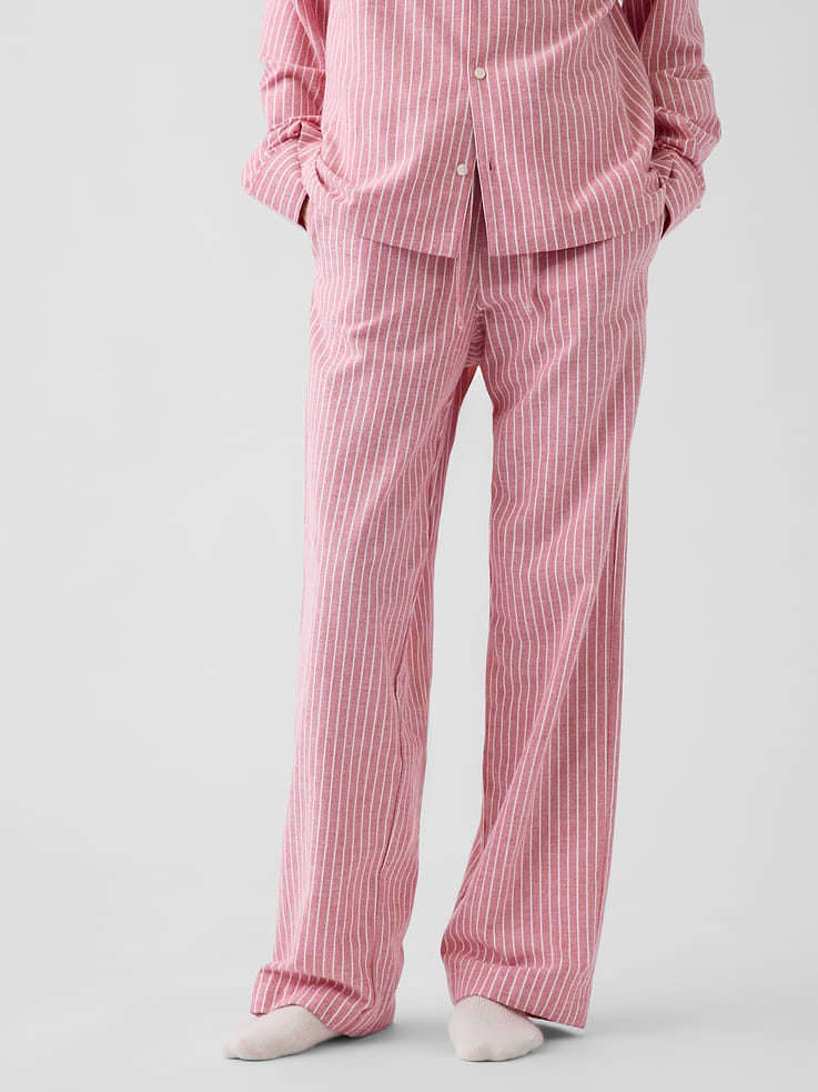 Image 1 of 8, Our softest flannel ever. Double washed for extra softness. Fully relaxed for easy comfort. Universally perfect for absolutely everyone., Elasticized waist. Certain styles have drawcords or foldover band with Gap logo at front., Side on-seam pockets., Allover print., Shop matching PJs for all., Product #915780
