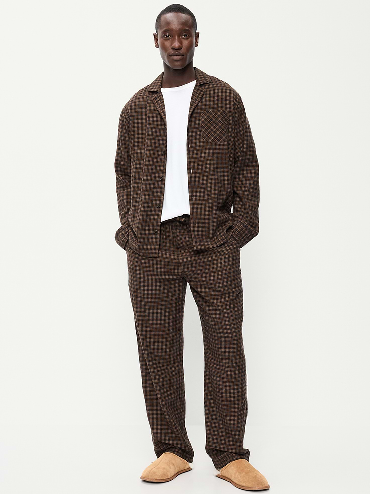 Image 1 de 3, Comprend un haut de pyjama et un pantalon assorti., Col évasé., Manches longues., Fermeture à bouton., Poche de poitrine appliquée., Pantalon à taille élastique à cordon de serrage., Poches sur les coutures., Motifs assortis pour toute la famille., Produit #905006