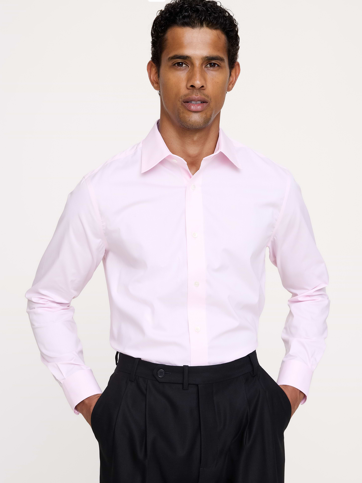 Image 1 de 8, Conçue pour être facile à porter et à entretenir, cette chemise habillée élégante est confectionnée dans une popeline de coton spéciale dotée de la technologie de coton PUREPRESS™, un procédé qui lisse et protège le tissu pour un fini infroissable ., Coupe standard: coupe confort droite., Col italien; devant boutonné., Pan de chemise arrondi., Produit #860790