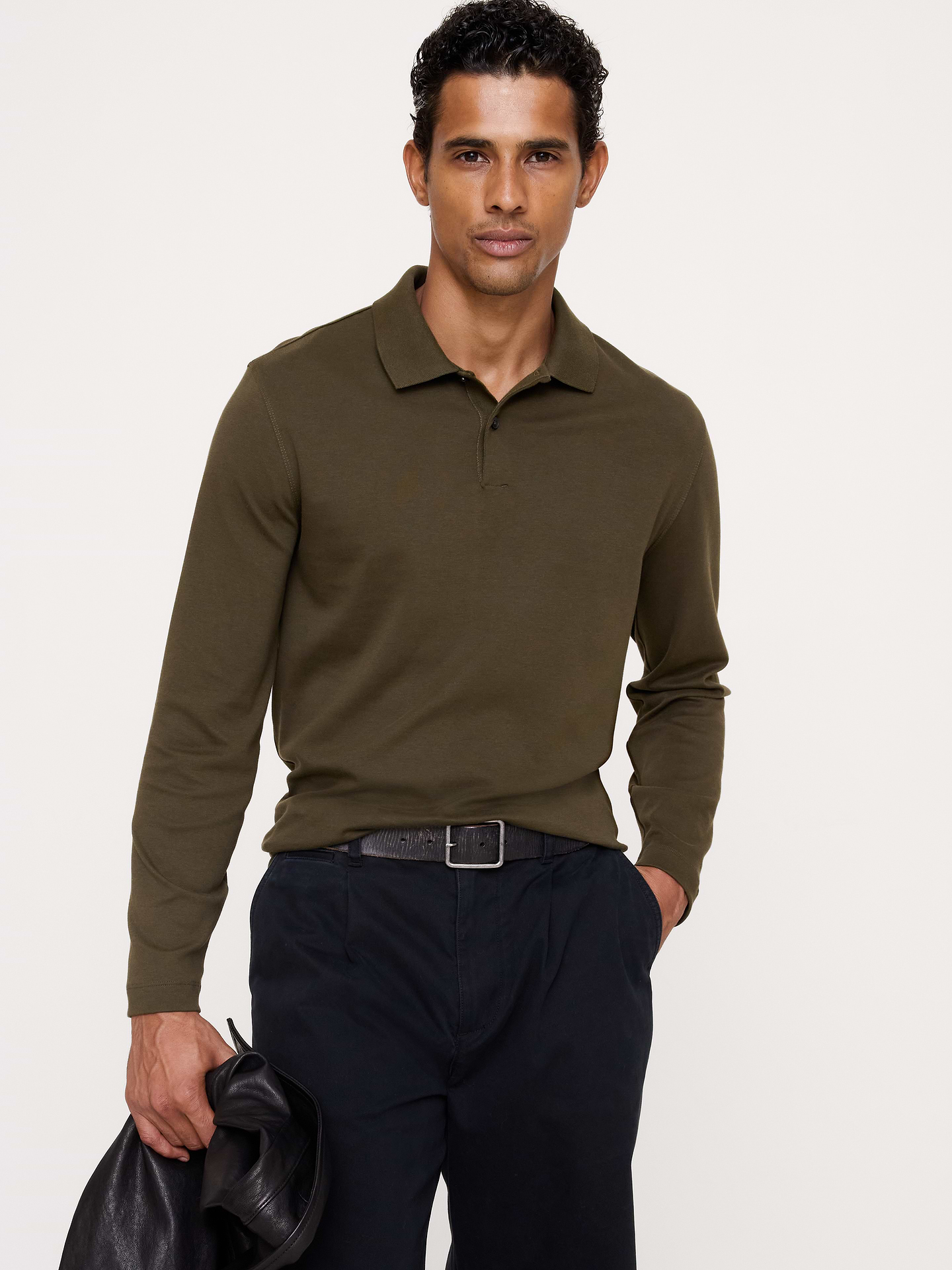 Image 1 de 4, Ce polo à manches longues est confectionné dans notre jersey de coton luxueux, apprécié pour sa douceur et son fini soyeux qui lui confère une apparence plus habillée., Coupe standard: coupe confort droite., Col polo à patte de boutonnage., Ourlet droit avec fentes latérales., Produit #829415