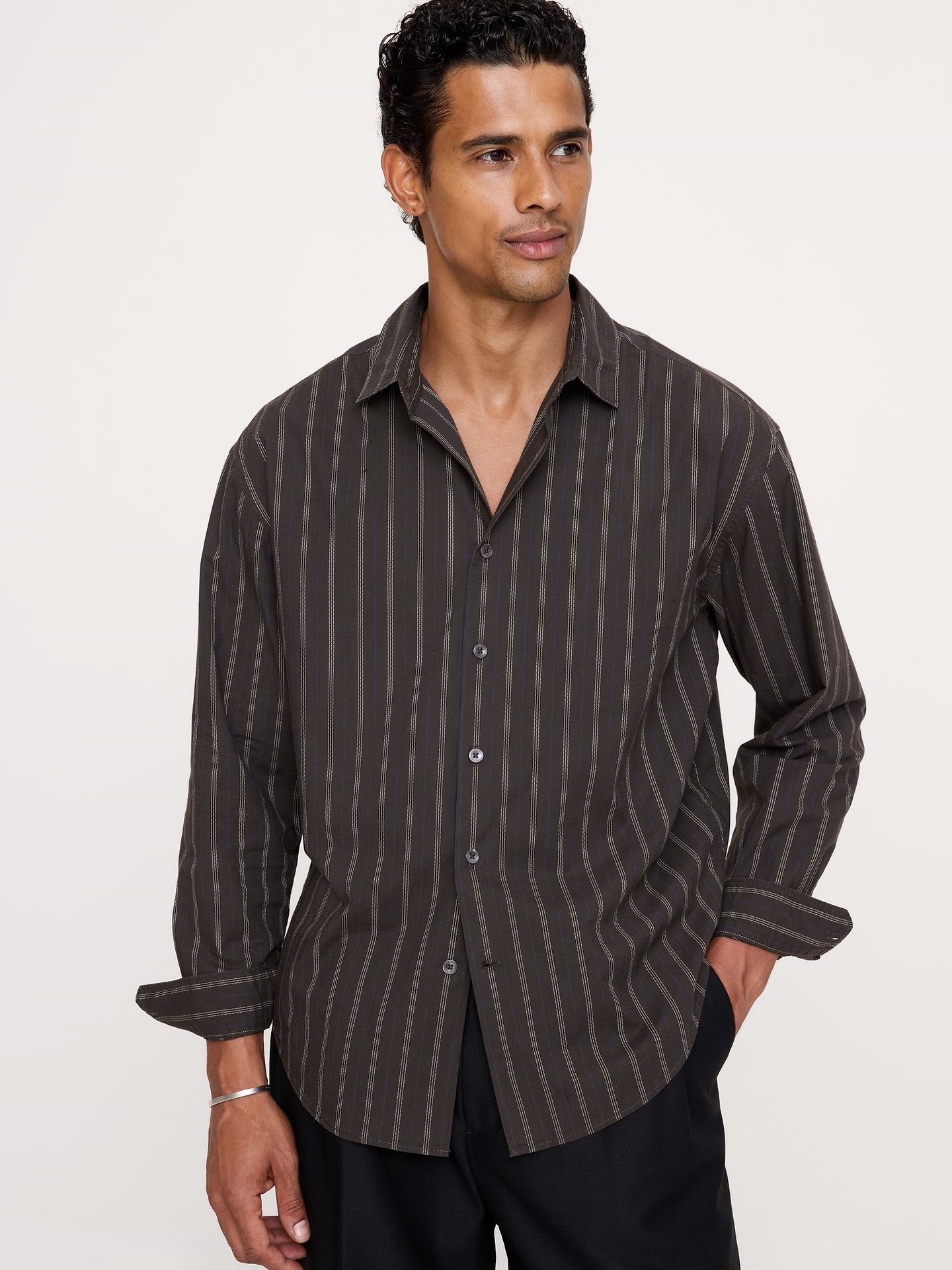 Image 1 de 8, Allure professionnelle ou décontractée? En fait, c’est le meilleur des deux mondes. Cette chemise à la coupe décontractée est confectionnée dans notre 100 % coton signature qui lui donne une allure à la fois désinvolte et soignée., Coupe décontractée: coupe droite et ample avec manches décontractées., Col en pointe, devant boutonné., Pan de chemise arrondi., Produit #906452