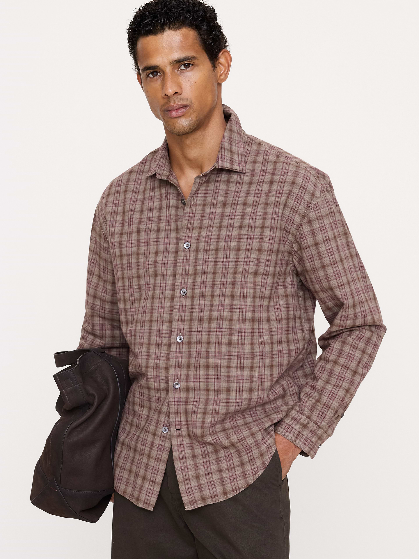 Image 1 de 8, Allure professionnelle ou décontractée? En fait, c’est le meilleur des deux mondes. Cette chemise à la coupe décontractée est confectionnée dans notre 100 % coton signature qui lui donne une allure à la fois désinvolte et soignée., Coupe décontractée: coupe droite et ample avec manches décontractées., Col en pointe, devant boutonné., Pan de chemise arrondi., Produit #906452
