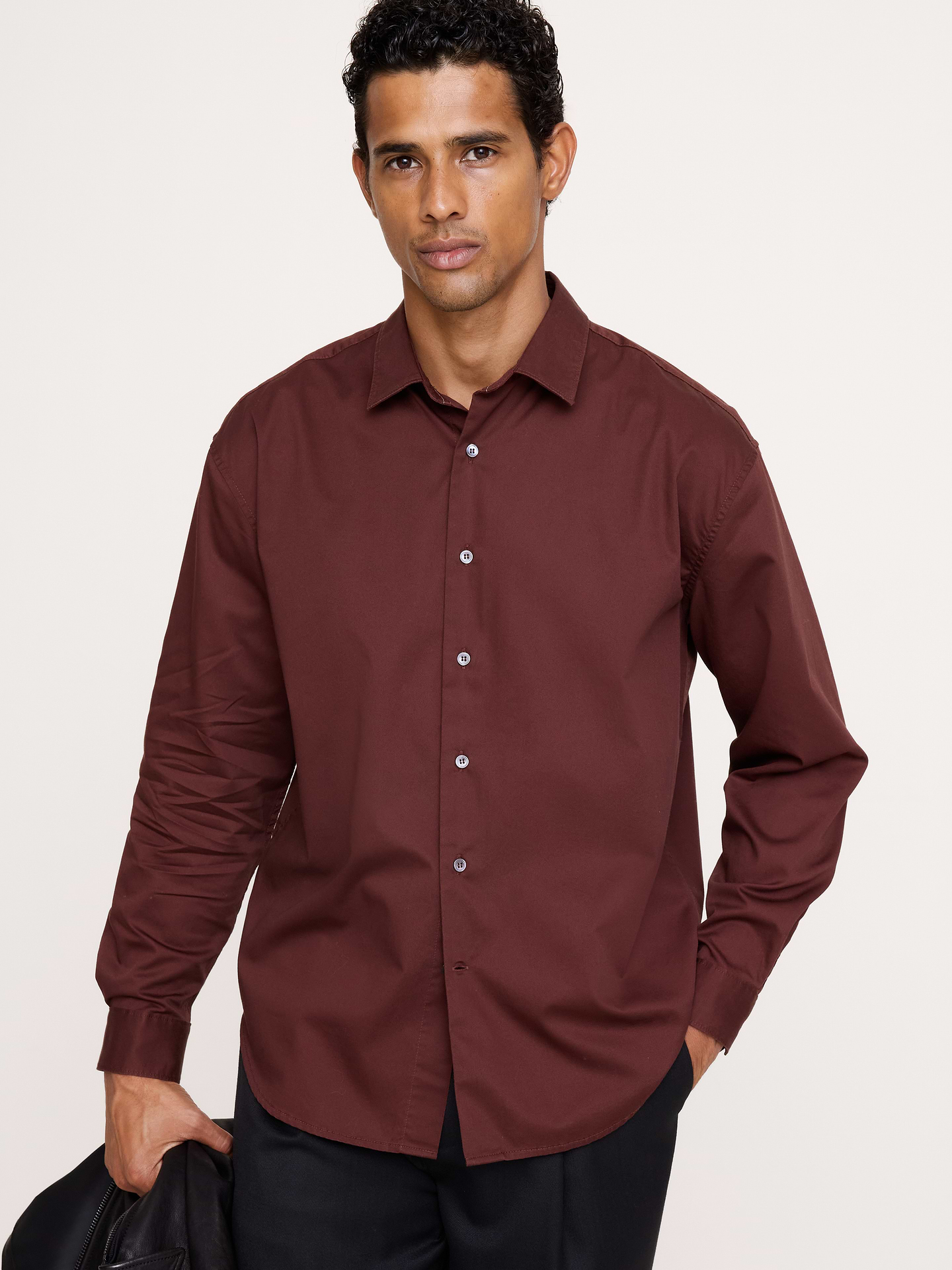 Image 1 de 8, Allure professionnelle ou décontractée? En fait, c’est le meilleur des deux mondes. Cette chemise à la coupe décontractée est confectionnée dans notre 100 % coton signature qui lui donne une allure à la fois désinvolte et soignée., Coupe décontractée: coupe droite et ample avec manches décontractées., Col en pointe, devant boutonné., Pan de chemise arrondi., Produit #906452