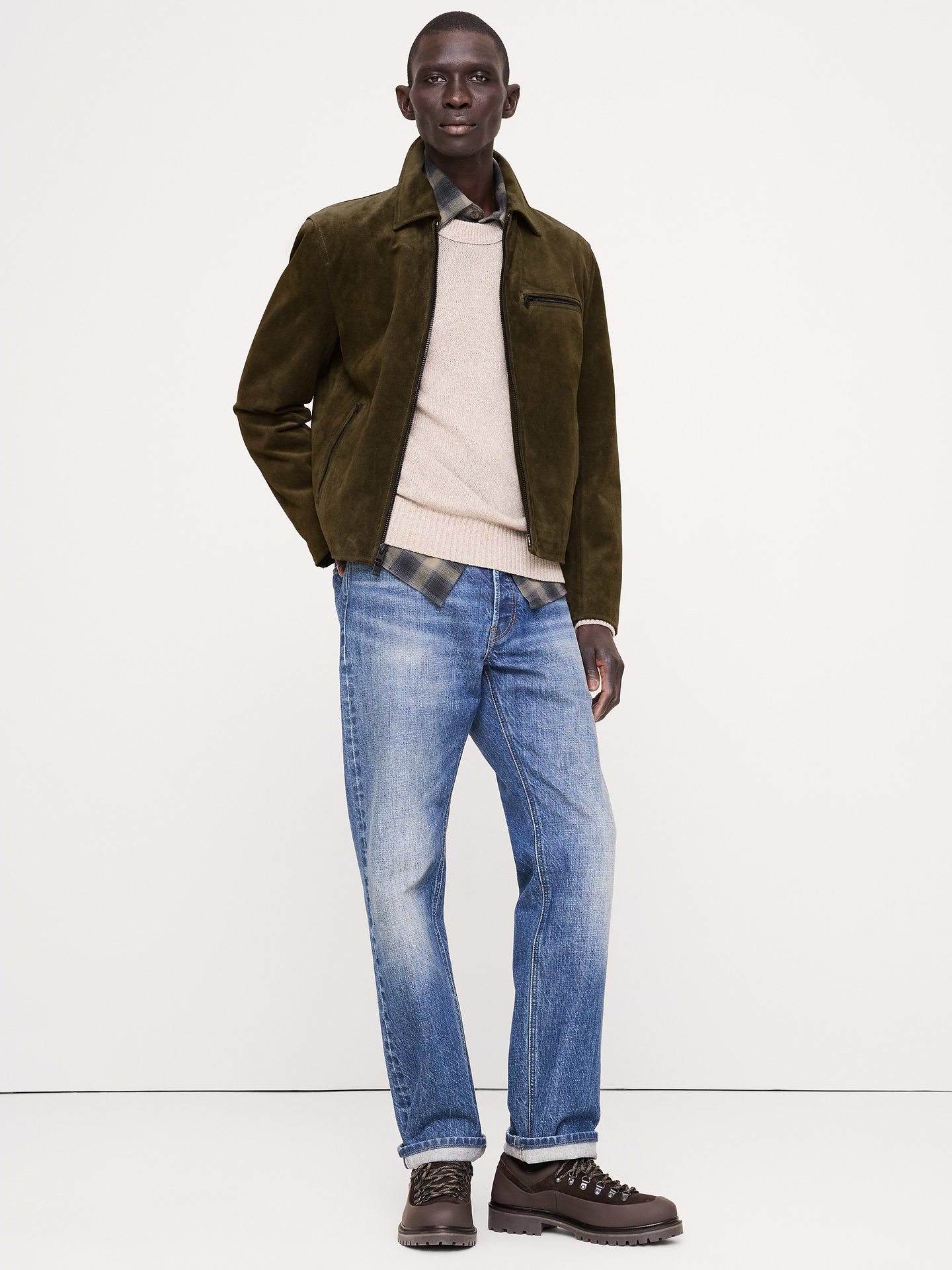 Image 1 de 8, Inspiré d’un blouson de course classique des années 1970, ce modèle à trois poches a été confectionné dans un suède luxueux qui imite la patine et l’aspect usé de l’original. Produit dans l’un des ateliers de cuir les plus renommés au monde., Coupe ajustée. Coupe droite près du corps., Tissu de la filature italienne Montebello., Col en pointe et fermeture à glissière sur le devant., Trois poches extérieures. Une poche intérieure., Doublure intégrale., Produit #1180059