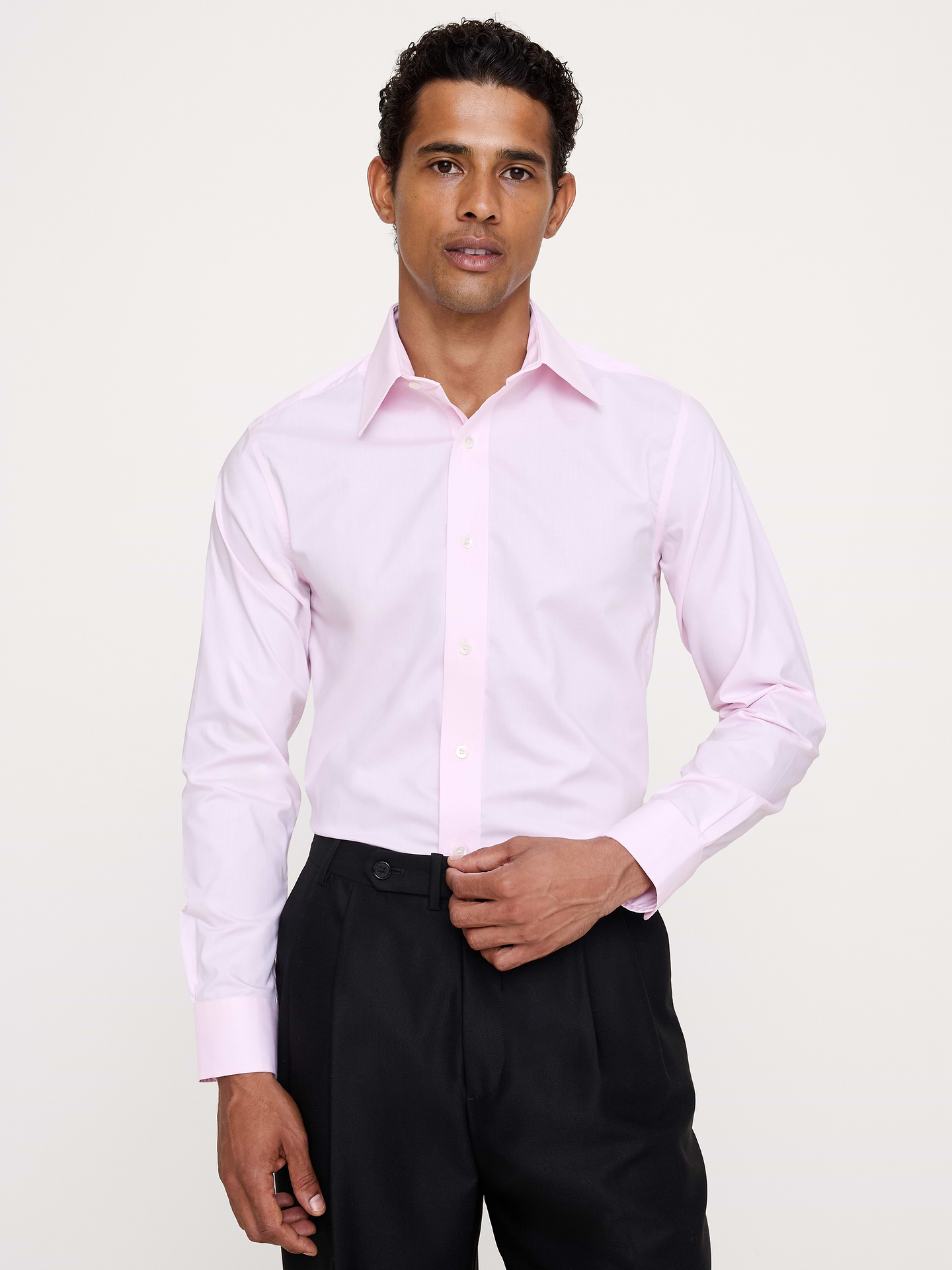 Image 1 de 8, Conçue pour être facile à porter et à entretenir, cette chemise habillée élégante est confectionnée dans une popeline de coton spéciale dotée de la technologie de coton PUREPRESS™, un procédé qui lisse et protège le tissu pour un fini infroissable ., Coupe ajustée. Silhouette droite et près du corps., Col italien; devant boutonné., Pan de chemise arrondi., Produit #860786