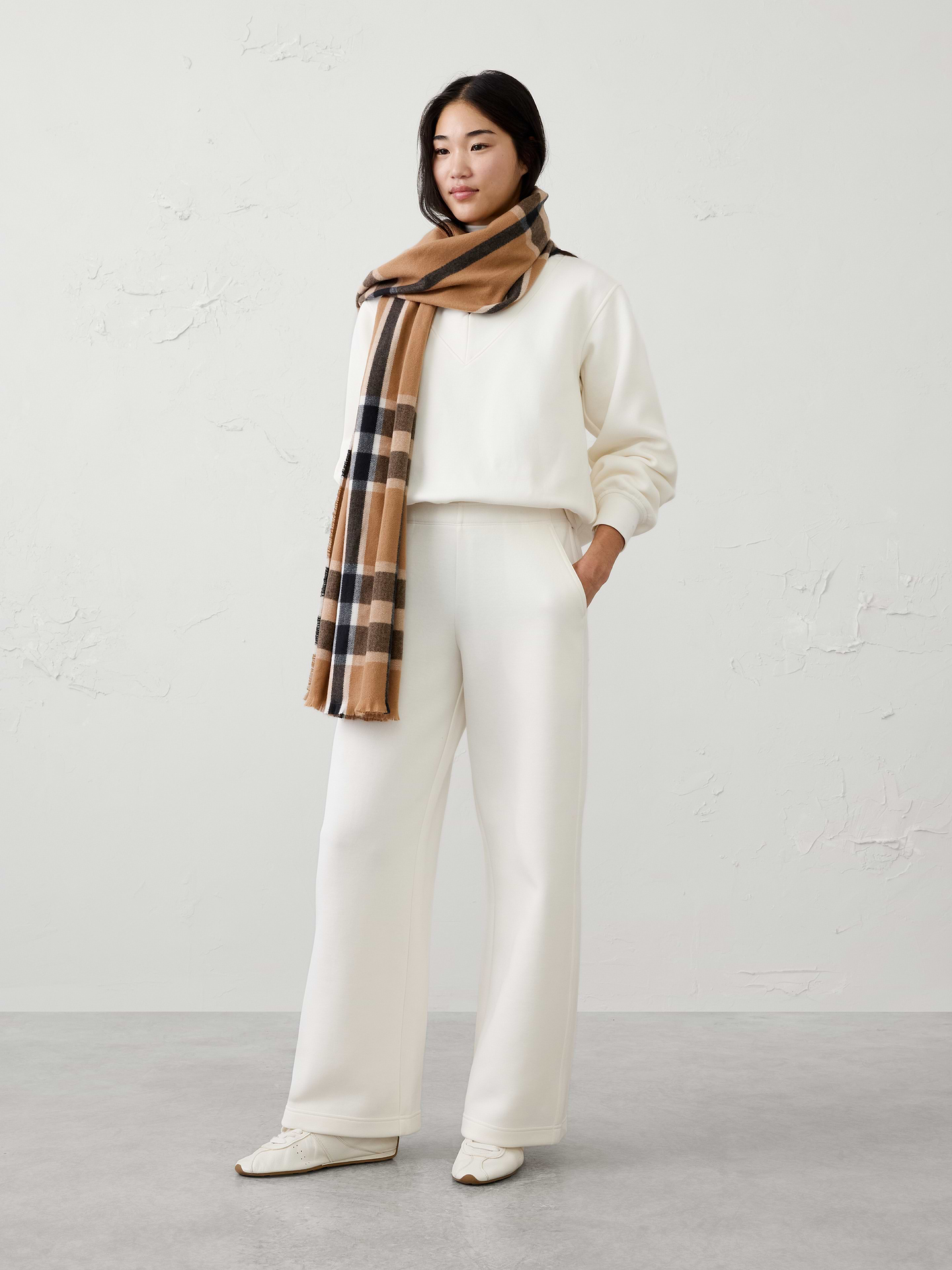 Image 1 of 5, Crafted from our customer-favorite Weekender fabric, this wide-leg pull-on pant delivers exceptional comfort, stretch, and effortless everyday versatility., Pull-on pant., Flat front. Elasticized back waistband., Angled front pockets., Patch back pockets., Made exclusively for Banana Republic Factory., Product #1182238