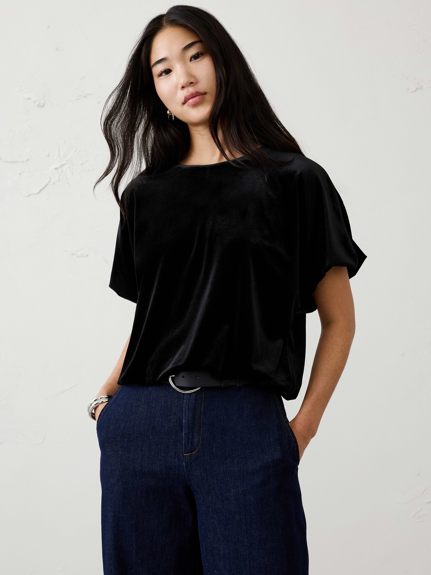 Image 1 of 4, Made from our ultra‑soft knit velvet, this top combines luxurious texture with effortless comfort. The modern bubble silhouette adds volume and shape, making it the perfect piece to elevate your festive wardrobe with ease., Round neckline. Elasticated dolman sleeves., Bubble hem adds volume., Made exclusively for Banana Republic Factory., Product #1186011
