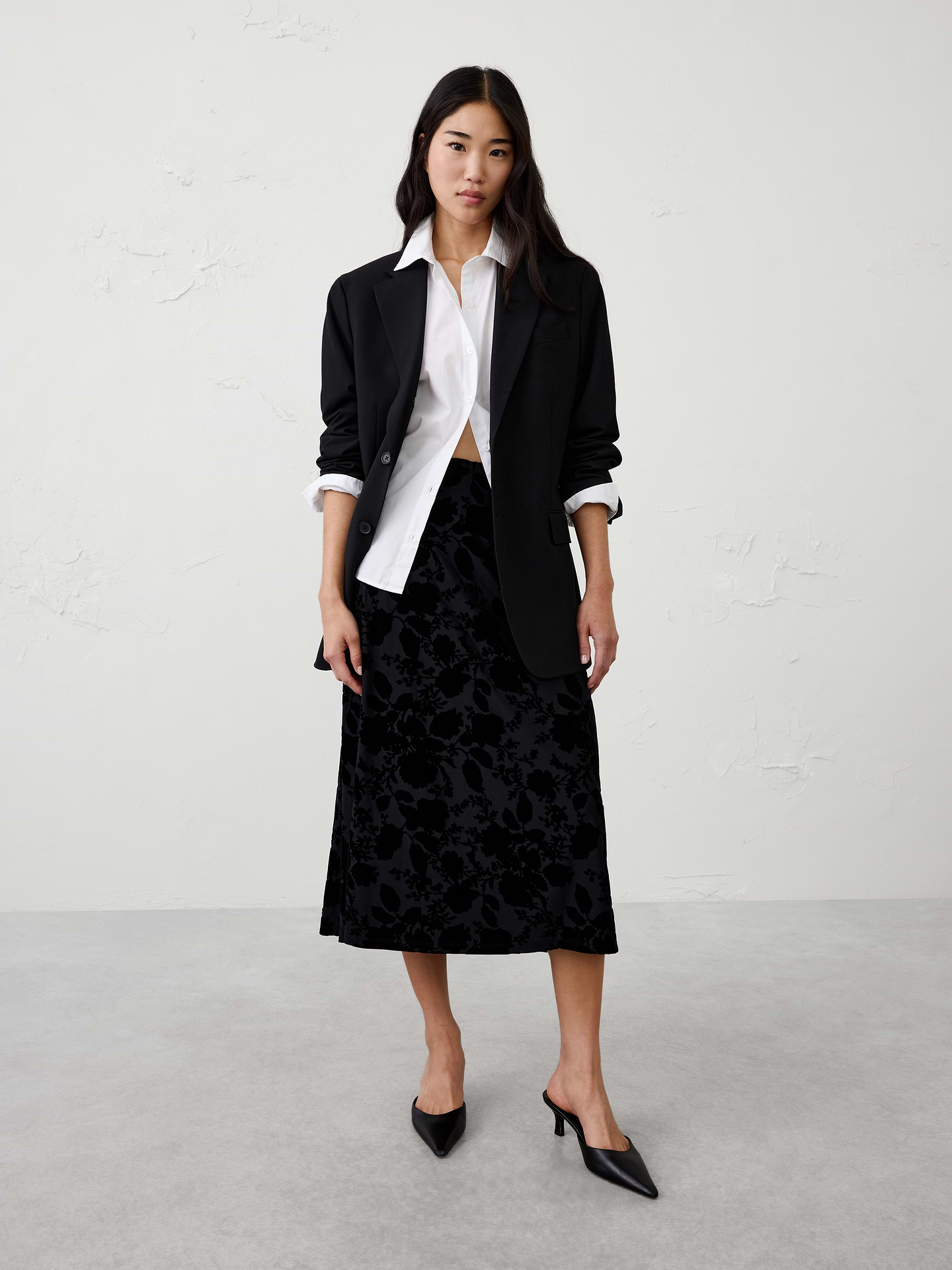 Image 1 of 5, Our best‑selling pull‑on midi skirt returns in a luxurious burnout velvet fabrication, bringing rich texture and effortless elegance to holiday dressing., Pull on skirt., All over textured pattern., Fully lined., Made exclusively for Banana Republic Factory., Product #1185777