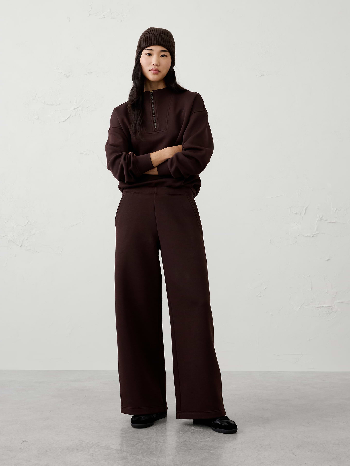 Image 1 of 5, Crafted from our customer-favorite Weekender fabric, this wide-leg pull-on pant delivers exceptional comfort, stretch, and effortless everyday versatility., Pull-on pant., Flat front. Elasticized back waistband., Angled front pockets., Patch back pockets., Made exclusively for Banana Republic Factory., Product #1182238
