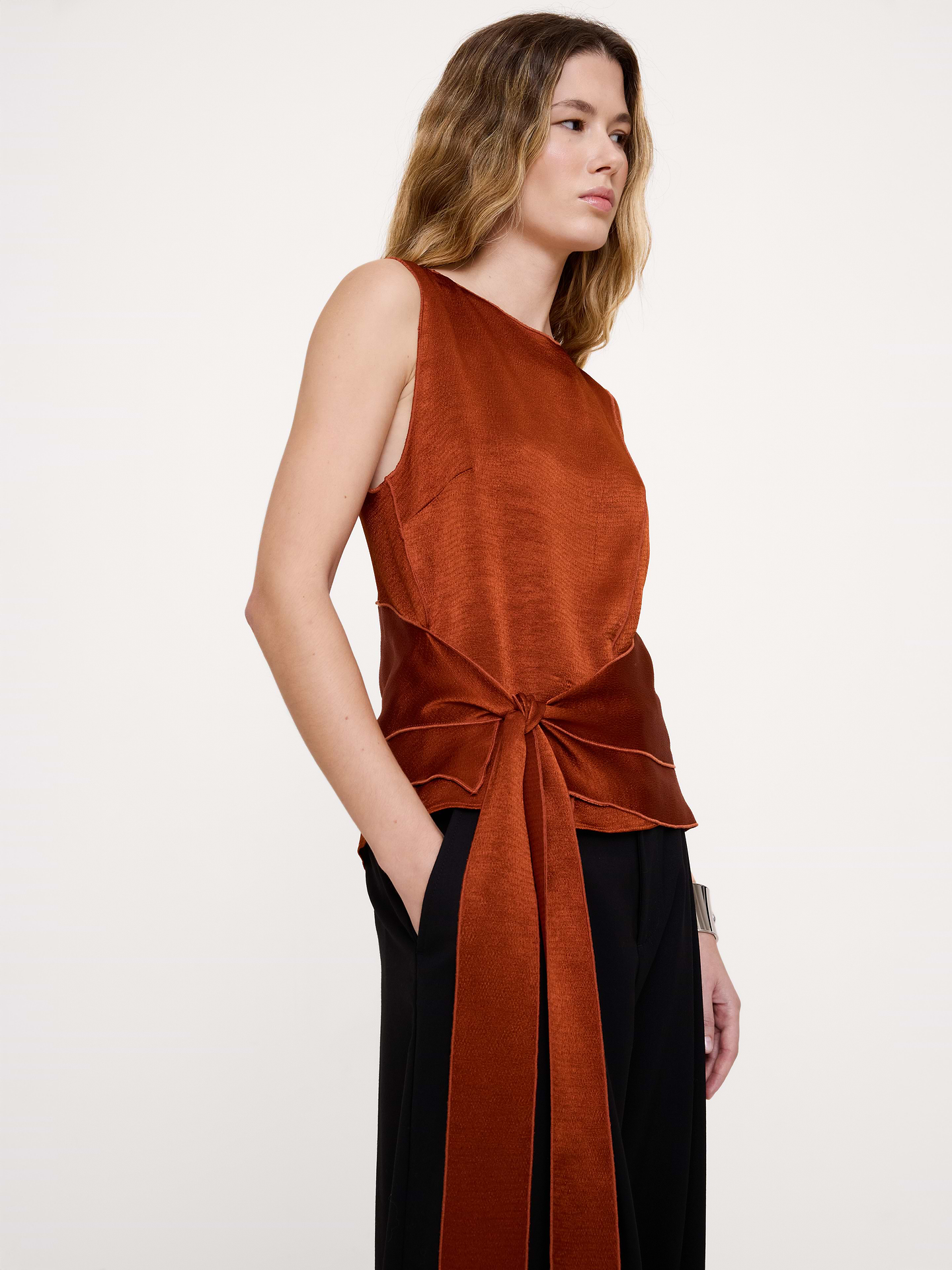 Image 8 de 8, Camisole nouée sur le devant en satin martelé