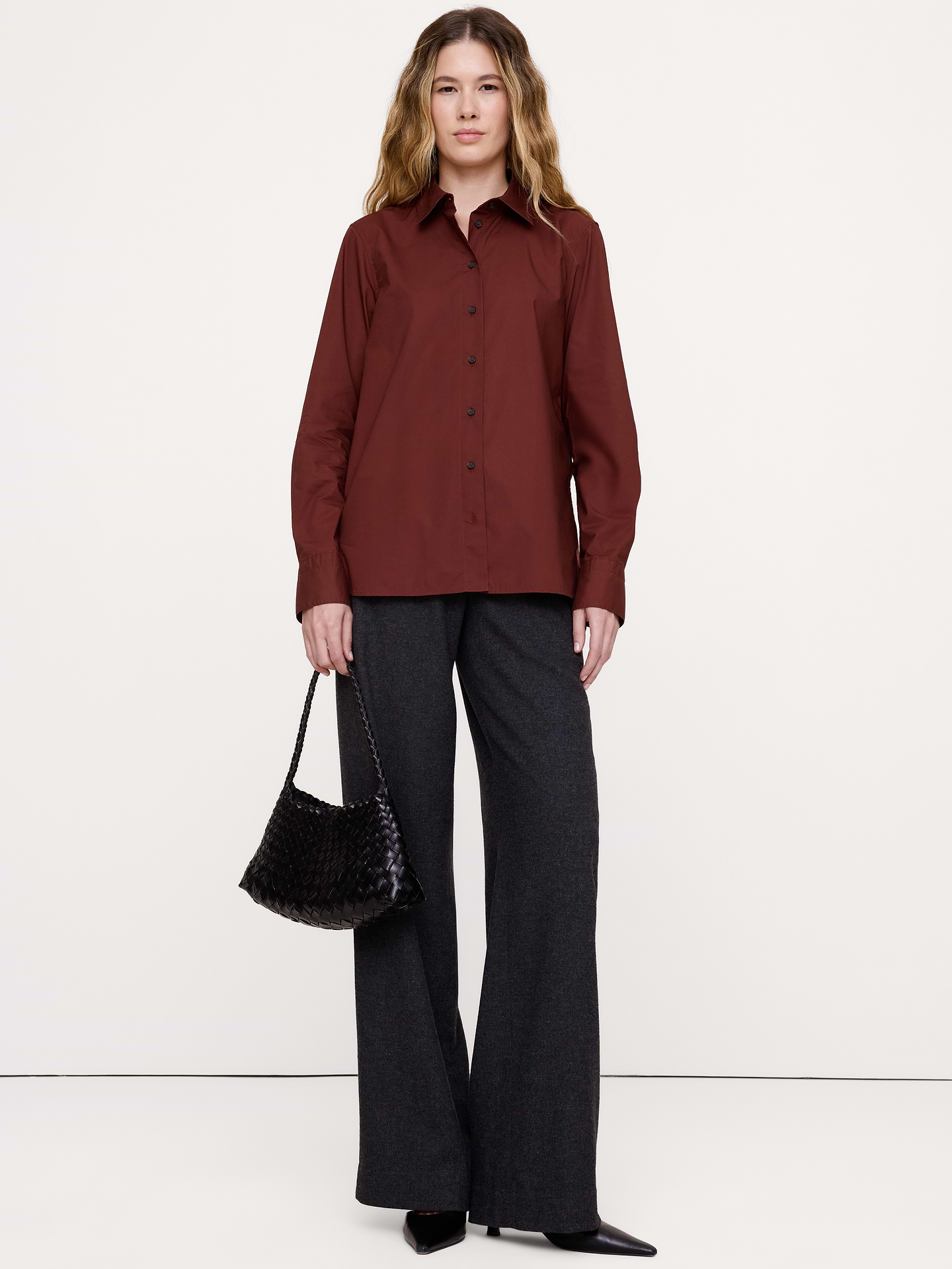 Image 1 de 8, La chemise préférée de notre équipe de conception. Nous avons perfectionné la coupe de cette chemise pour qu’elle soit décontractée, mais jamais négligée. Modèle fait en popeline 100 % coton et délavé pour une douceur incomparable., Coupe de tous les jours: ajustée aux épaules et décontractée à la poitrine et à la taille., Col en pointe. Boutons nacrés sur le devant., Ourlet arrondi., Produit #709387