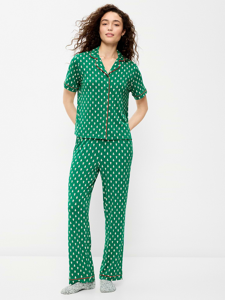 Image 1 de 8, Tricot de jersey incroyablement doux et extensible., Comprend un haut et un pantalon de pyjama assortis., Col évasé., Manches courtes., Poche appliquée sur la poitrine., Devant boutonné sur toute la longueur., Pantalon de pyjama à taille élastique., Braguette à boutons décorative., Produit #894234