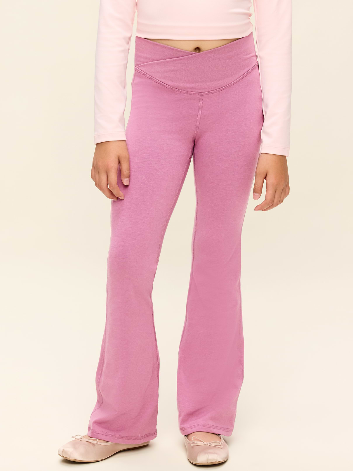 Image 1 de 6, PowerChill de la gamme Old Navy Sport, parfait pour jouer: coton doux et respirant extensible pour un confort toute la journée., Taille haute., Taille croisée sur le devant., Logo réfléchissant la lumière au centre du dos., Ourlet évasé., Produit #762124