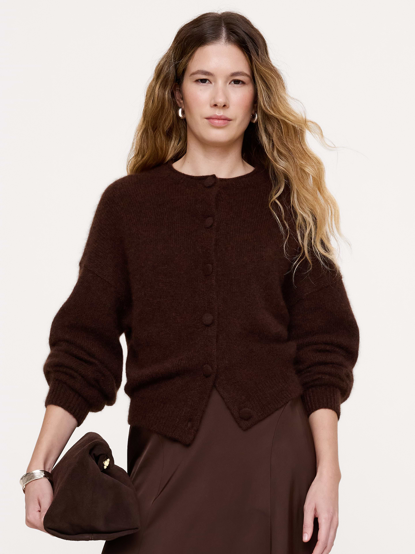 Image 1 de 6, Le meilleur des deux mondes. Ce cardigan à encolure roulée est fait d’un magnifique fil tissé à partir de cachemire et de soie légers, produisant un effet ultra-doux., Coupe surdimensionnée: ample au niveau de la poitrine, des épaules et de la taille. Emmanchure basse., Encolure roulée et boutonnée., Ourlet droit., Produit #1192297