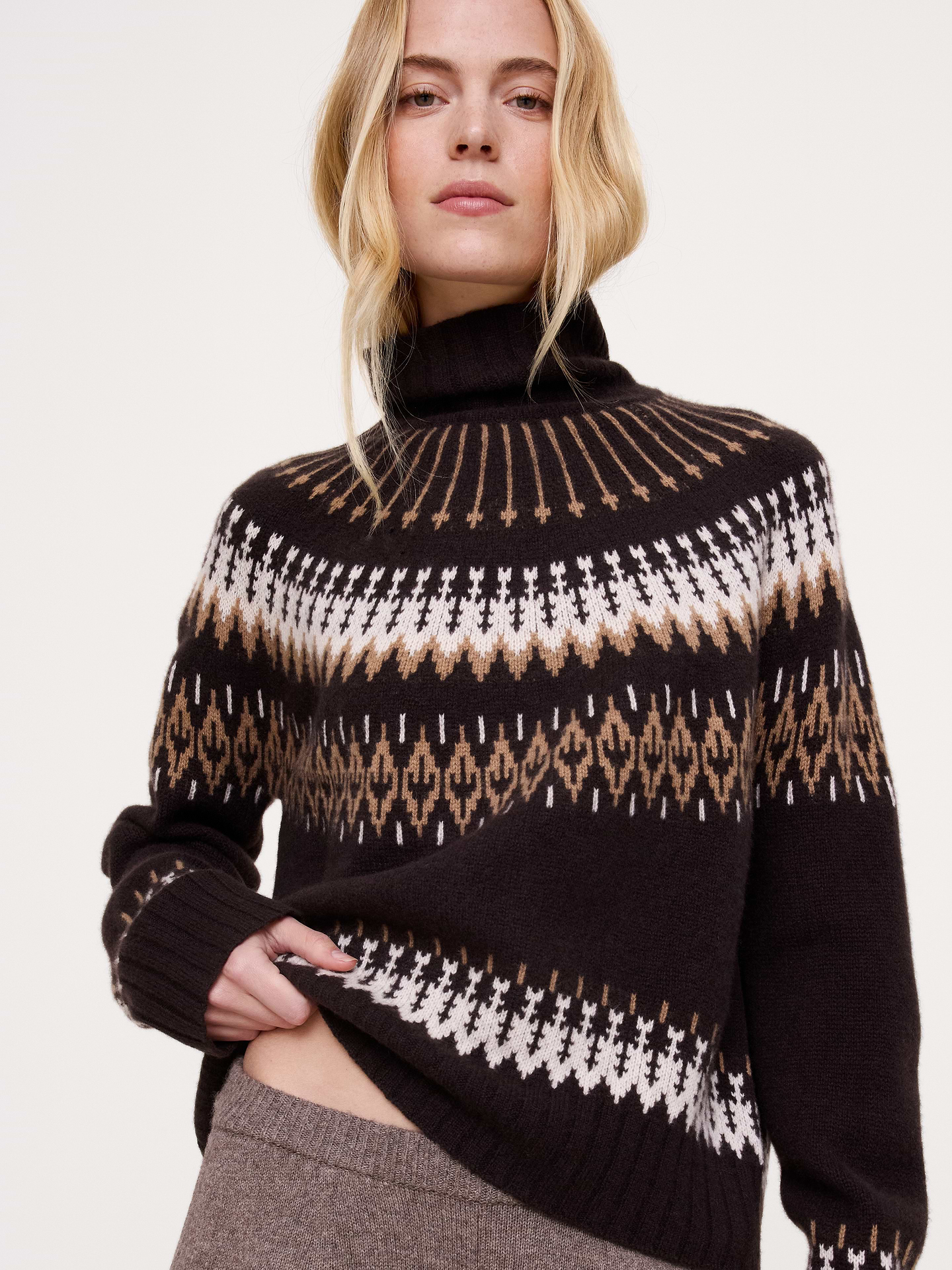Image 1 de 5, Ce que nous adorons de ce chandail: le magnifique motif jacquard et la douceur d’un tricot 100 % cachemire. Nous avons opté pour une coupe ample et avons ajouté un col tube semblable à un col roulé, mais sans le rabat, pour qu’il soit élégant et facile à superposer., Coupe très surdimensionnée: très ample au niveau de la poitrine, des épaules et de la taille. Emmanchure basse., Col tube., Ourlet droit., Produit #1189286