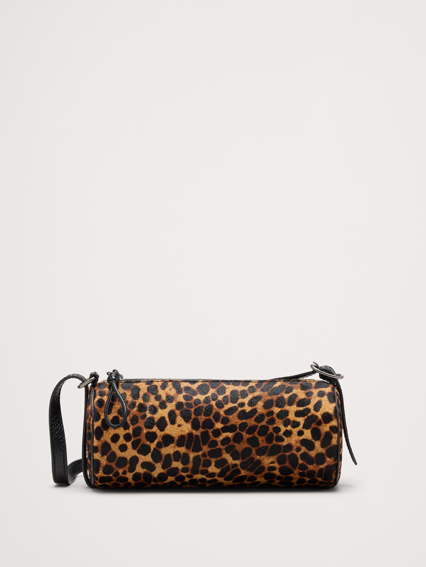 Image 1 de 8, Notre version du sac baril tendance de la saison est confectionnée en magnifique suède. Nous avons conçu la bandoulière pour que vous puissiez la porter à l’épaule ou comme un sac à poignée sur le dessus., Fermeture à glissière sur le dessus., Poche intérieure., Doublure intégrale., Produit #852536