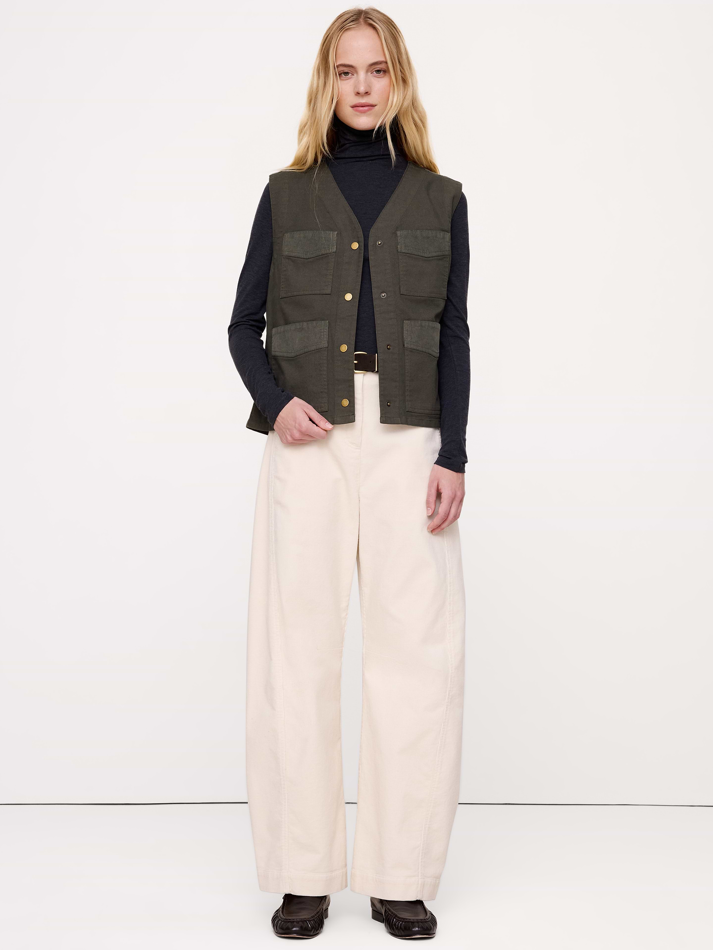 Image 1 de 8, Nous avons confectionné ce gilet utilitaire dans notre sergé de coton extensible, robuste et durable, que nous avons spécialement lavé pour plus de douceur., Coupe: ajustée. Silhouette près du corps., Encolure en V, devant boutonné., Quatre poches extérieures., Sans doublure., Produit #1186383