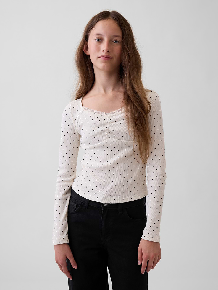 Image 1 de 5, Coton côtelé doux., Décolleté en cœur avec bordure en dentelle., Manches longues., Couture décorative sur le devant., Ce produit a été fabriqué dans une usine qui investit dans l’égalité des genres et l’autonomisation des femmes grâce au programme Reimagining Industry to Support Equality (RISE). En savoir plus: Combler les lacunes en matière d’équité | Gap Inc. ., Produit #1185502