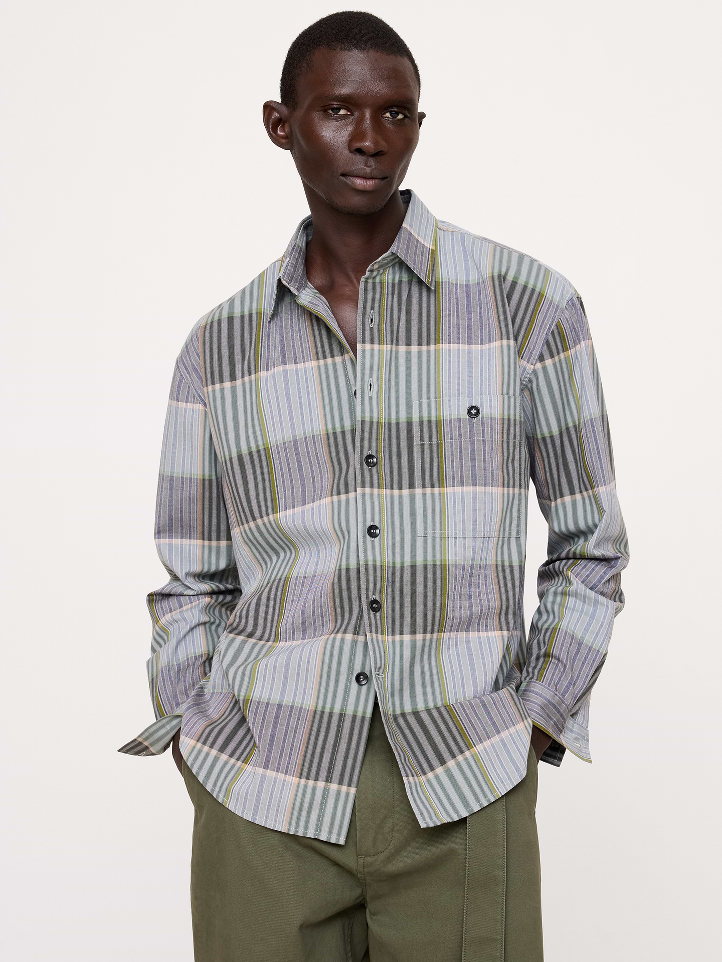 Image 1 de 8, Notre chemise en popeline la plus populaire est maintenant offerte dans une coupe décontractée. Nous avons utilisé un procédé de lavage spécial qui lui confère une douceur exquise. Repassez-la pour un fini impeccable ou laissez tomber le fer pour une allure décontractée légèrement froissée., Coupe décontractée: coupe droite et ample, avec emmanchure basse., Col italien; devant boutonné., Poche poitrine., Pan de chemisier arrondi., Produit #892582