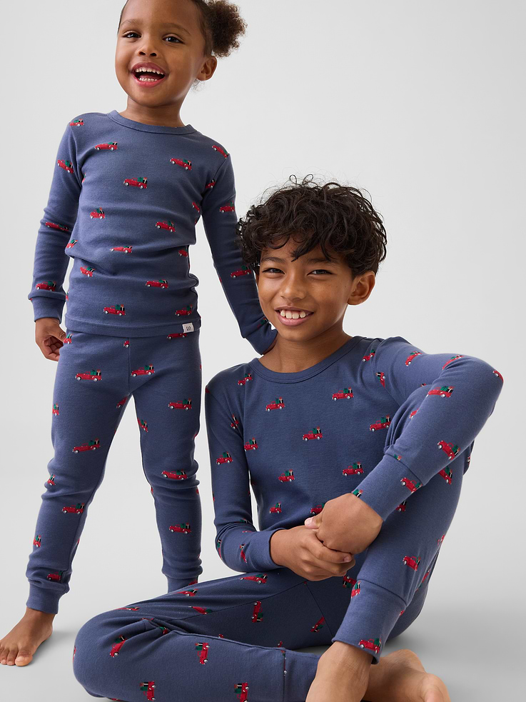 Image 1 de 6, Nos pyjamas les plus confortables, plus doux que jamais. Coton brossé douillet à l’intérieur. Leurs couleurs et leurs motifs favoris à l’extérieur., Coton doux et intérieur brossé douillet., Encolure ras du cou., Manches longues., Pantalon de pyjama à taille élastique., Poignets et extrémités à bande., Motif sur l’ensemble., Fait à 100 % de coton biologique cultivé sans pesticides ni engrais synthétiques., Note: certains motifs sont offerts jusqu’à la taille 12 ans pour certains modèles., Magasinez les pyjamas assortis pour tous., Ce produit a été fabriqué dans une usine qui investit dans l’égalité des genres et l’autonomisation des femmes grâce au programme Reimagining Industry to Support Equality (RISE). En savoir plus: Combler les lacunes en matière d’équité | Gap Inc. ., Produit #915908