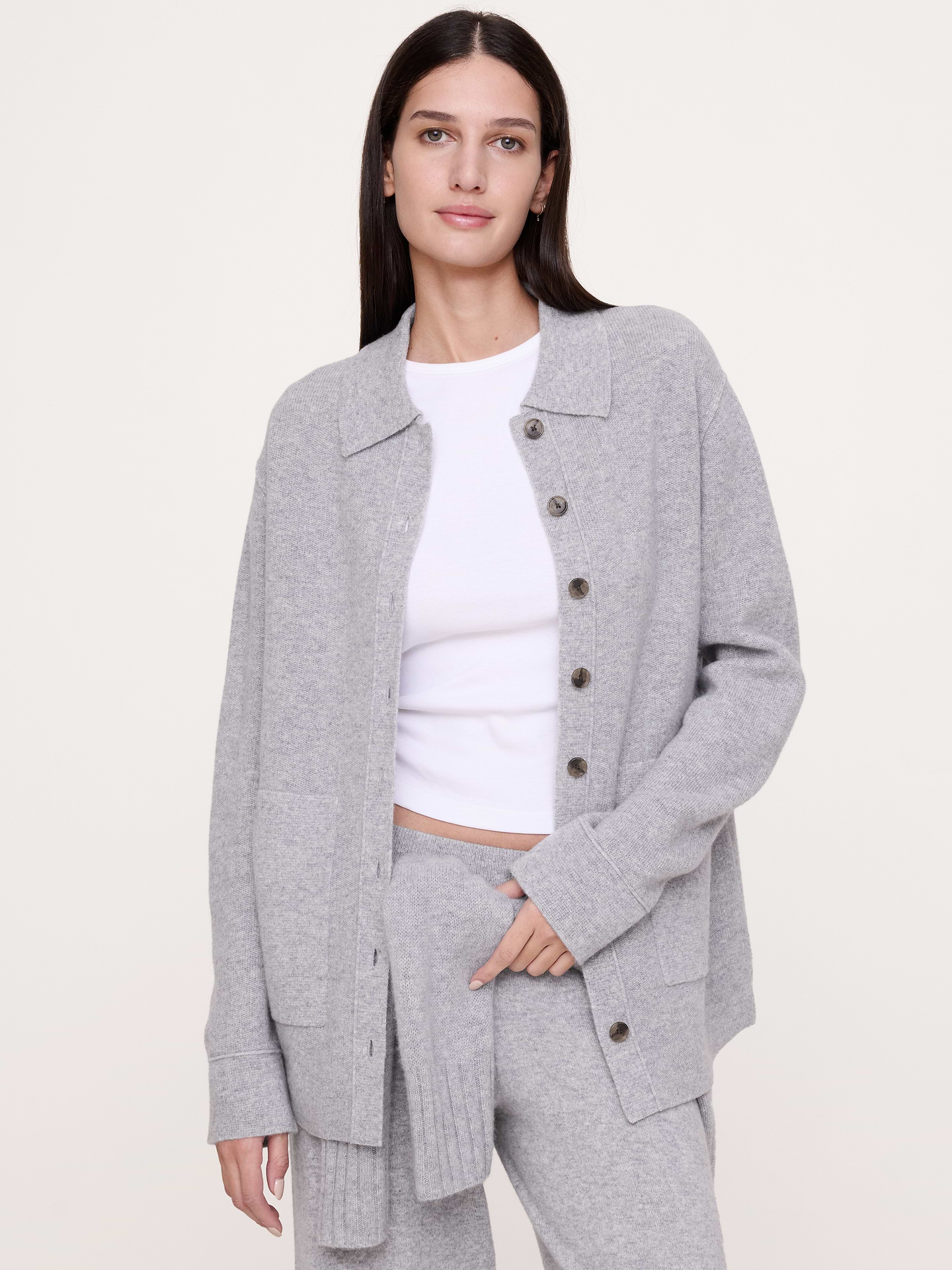 Image 1 de 8, Cette veste-chemise ultra-douce est faite de cachemire douillet. Portez-la avec le pantalon à taille élastique pour un ensemble assorti., Coupe surdimensionnée: ample au niveau de la poitrine, des épaules et de la taille. Emmanchure basse., Col en pointe, devant boutonné., Poches appliquées sur le devant., Ourlet droit., Produit #1180216