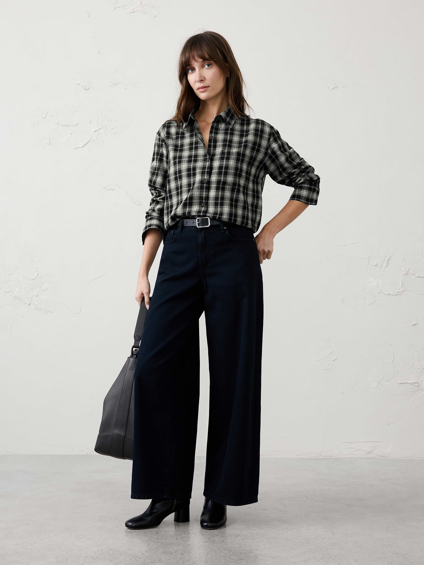 Image 1 of 4, Our customer‑favorite Perfect Shirt is reimagined in an ultra‑soft flannel fabrication for the cooler seasons. Versatile and effortless, it's the perfect layer for fall and winter dressing., Point collar. Long sleeves with button cuffs., Drop shoulders., Button front closure., Chest pocket., Back yoke with center box pleat., High-low shirttail hem., Made exclusively for Banana Republic Factory., Product #1185893
