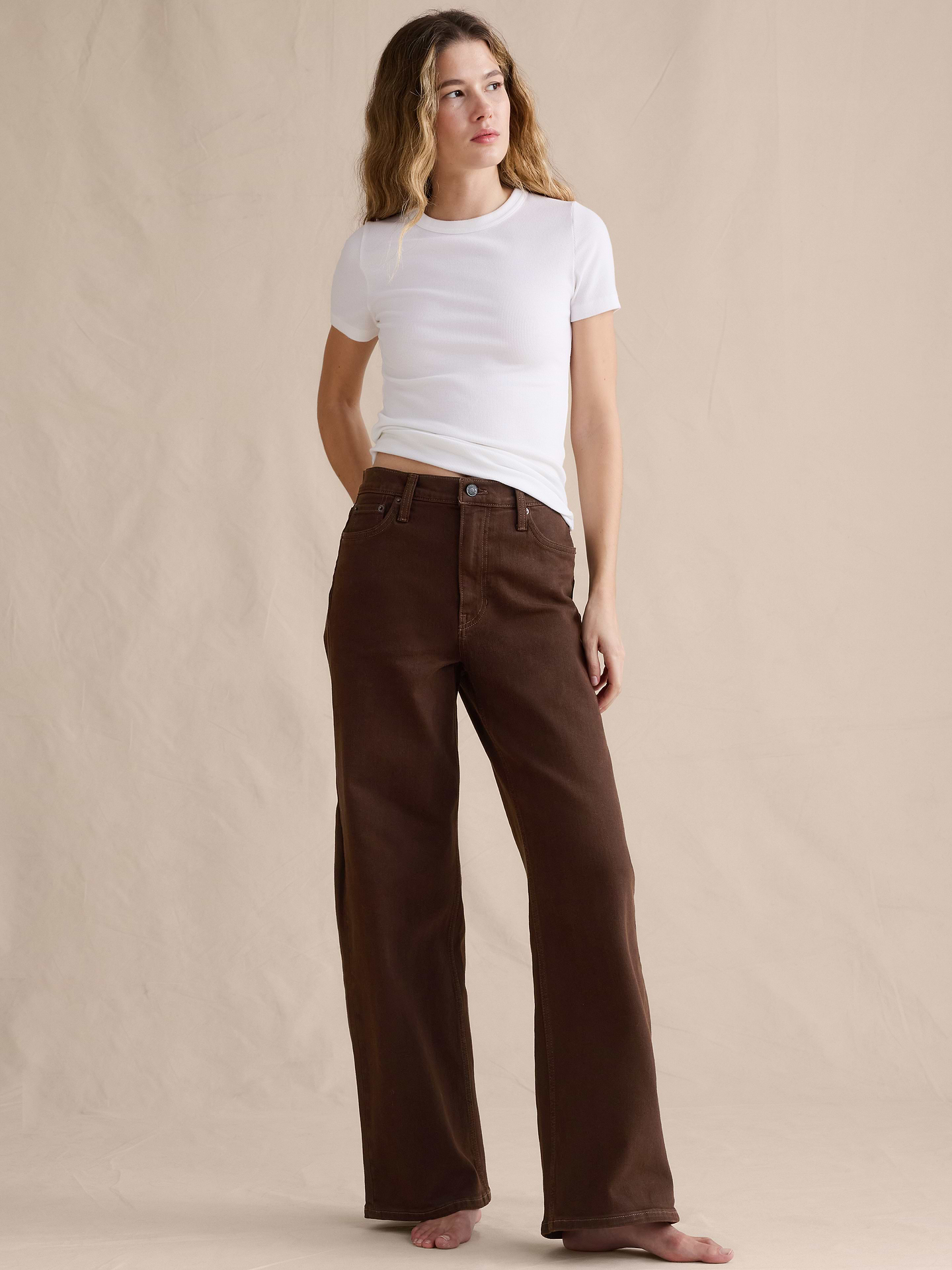 Image 1 de 8, Notre jean à jambe large emblématique avec une coupe ajustée à la taille et aux hanches qui allonge la silhouette. Confectionné dans un denim de coton légèrement extensible teint en pièce pour plus de douceur., Coupe à jambe large. Taille haute. Hanches et cuisses décontractées, jambe droite. Pleine longueur., Braguette à glissière avec fermeture à bouton. Passants de ceinture., Modèle à cinq poches., Produit #1188805
