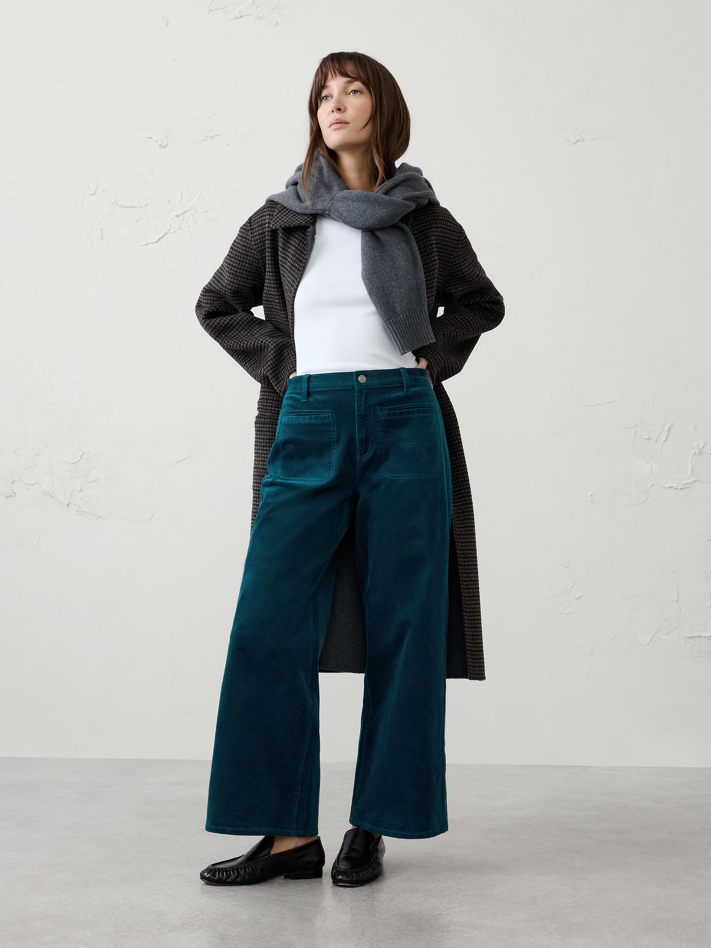 Image 1 of 7, Cut in a full‑length silhouette, this high‑rise wide‑leg jean is crafted from low‑stretch fine‑wale corduroy for a classic fall look. Front welt pockets offer a fresh, trend‑forward update, while the soft, warm hand feel keeps it comfortable without added bulk., Stretch to fit. High rise. Wide leg. Full length., Button closure with zip fly. Belt loops., Patch welt front pockets., Back patch pockets., Made exclusively for Banana Republic Factory., Product #1178390