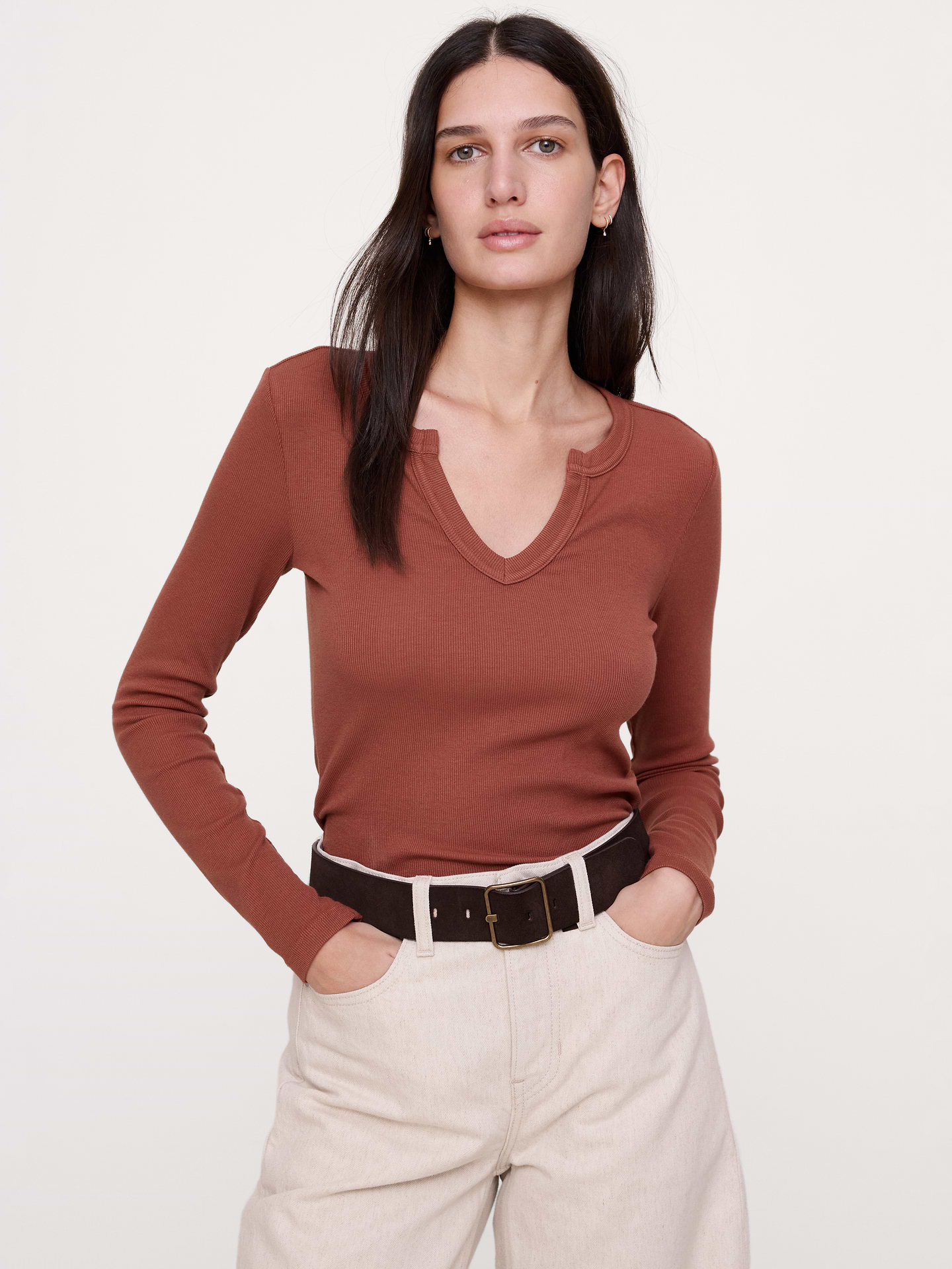 Image 1 de 4, Ce haut à encolure crantée est confectionné dans en jersey côtelé extensible fait d’un mélange de coton et de modal, ce qui lui confère une douceur exquise., Coupe: ajustée. Silhouette près du corps., Encolure crantée., Ourlet droit., Produit #1183309