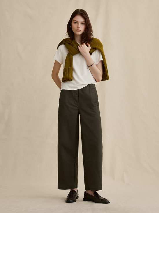 Barrel Leg. A distinctive curved fit that tapers towards the ankle.
