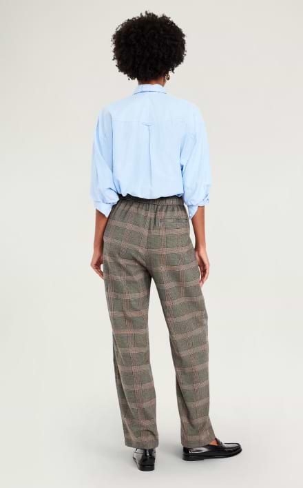 A female model wearing  billie straight style pants.