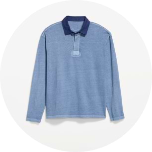 Polo bleu pâle à manches longues avec col bleu marine foncé et patte de boutonnage à mi-longueur.