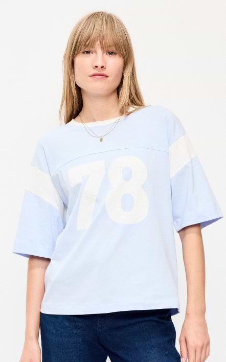 A female model wears and Old Navy graphic tee.